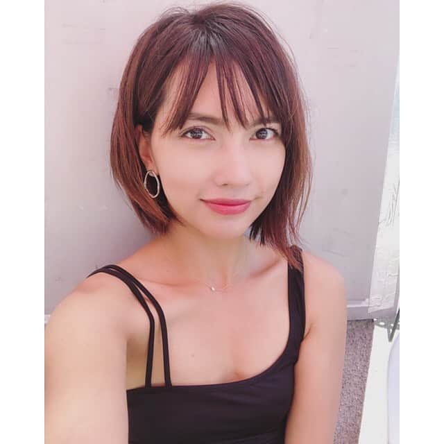 黒宮ニイナのインスタグラム：「今年は新しい水着を新調しました👙 @lepidos_swimwear の可愛いワンピースタイプ✨ 肩の部分がアシンメトリーになってるのがお気に入り😁 後ろも大人ぽいデザインになってるけど、全身を写真に撮る勇気がないので上半身だけ😅w 夏までに腹筋を作りたくて#surffit 頑張っているんですが間に合わず😂  今年はワンピースタイプの可愛い水着がたくさん出てて、ビキニより断然ワンピースのが女性ぽくて好き❤️ #swimwear #Lepidos #Lepidos_swimwear #mama #2kidsmom #夏休み プール #水着 #ママ水着 #大人水着 #ママ #2児ママ #ママコーデ #ママライフ」