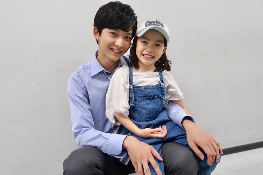 フジテレビ ドラマ「TWO WEEKS」さんのインスタグラム写真 - (フジテレビ ドラマ「TWO WEEKS」Instagram)「. かわいいが大渋滞👼！はな&乾刑事。 撮影では一度も一緒になったことの無い2人が、 現場でたまたま出会えました👯‍♂️ え、エモい🤦‍♂️💓 . #TWOWEEKS #TW #火9ドラマ #第5話は8月13日 #三浦春馬 #稲垣来泉 #鈴木仁 #春馬パパ嫉妬しちゃう #身長183cmに包まれる可愛さ #膝にスポっ #手の大きさの違いに注目 #顔の小ささにも注目」8月11日 22時00分 - twoweeks_ktv