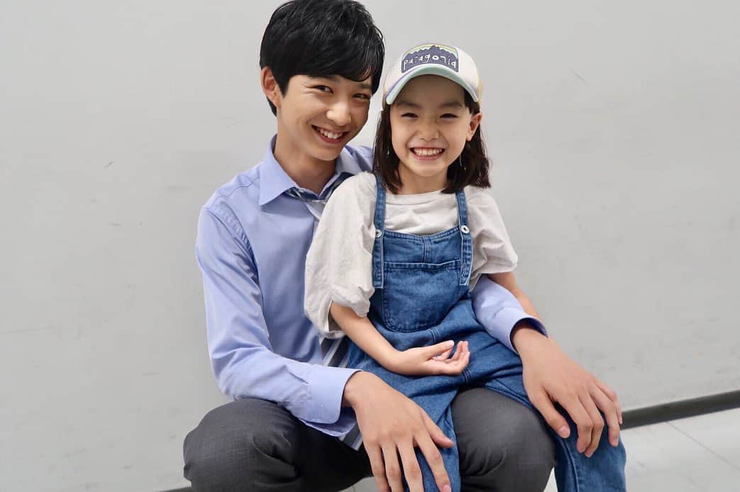 フジテレビ ドラマ「TWO WEEKS」さんのインスタグラム写真 - (フジテレビ ドラマ「TWO WEEKS」Instagram)「. かわいいが大渋滞👼！はな&乾刑事。 撮影では一度も一緒になったことの無い2人が、 現場でたまたま出会えました👯‍♂️ え、エモい🤦‍♂️💓 . #TWOWEEKS #TW #火9ドラマ #第5話は8月13日 #三浦春馬 #稲垣来泉 #鈴木仁 #春馬パパ嫉妬しちゃう #身長183cmに包まれる可愛さ #膝にスポっ #手の大きさの違いに注目 #顔の小ささにも注目」8月11日 22時00分 - twoweeks_ktv