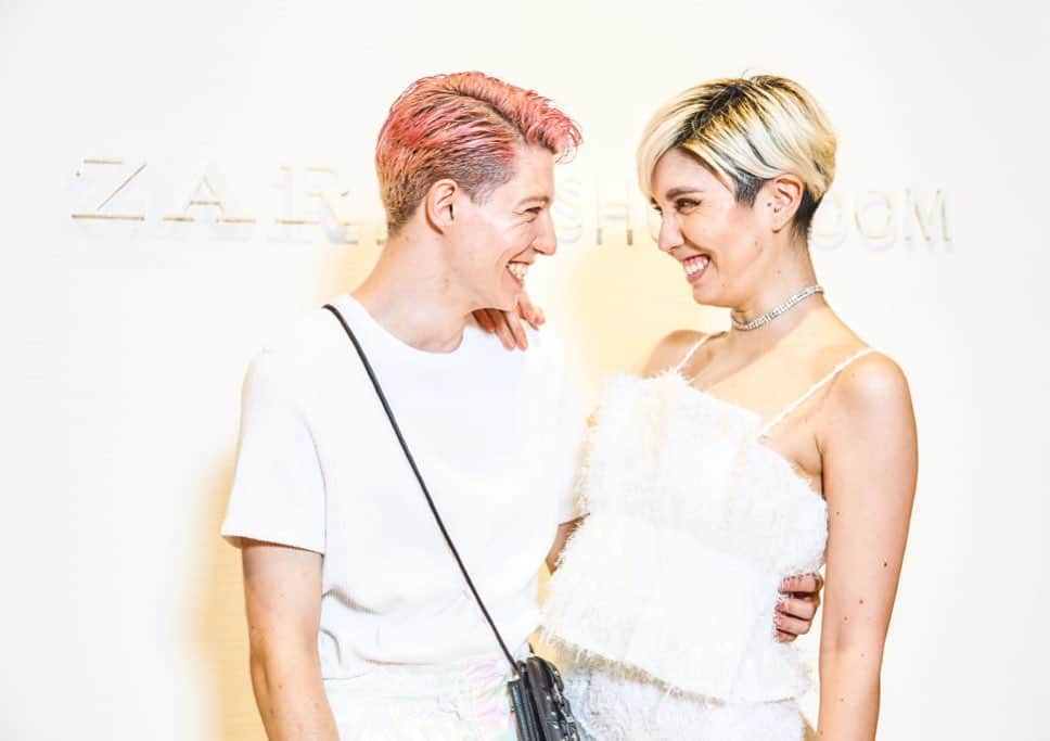 のインスタグラム：「My Tokyo party report for July is now up on the blog! Link in bio ✨ With my main squeeze @wanderjunioru ❤️ ブログ更新しました！7月の東京パーティーレポート是非チェックしてね✨ . . . #tokyopartyreport #newpost #tokyoblogger #tokyoparties #tokyoevents #zarashowroom #zarapressroom #allwhiteeverything #wanderjunioru #bestie #matchingoutfits #samanthamariko」