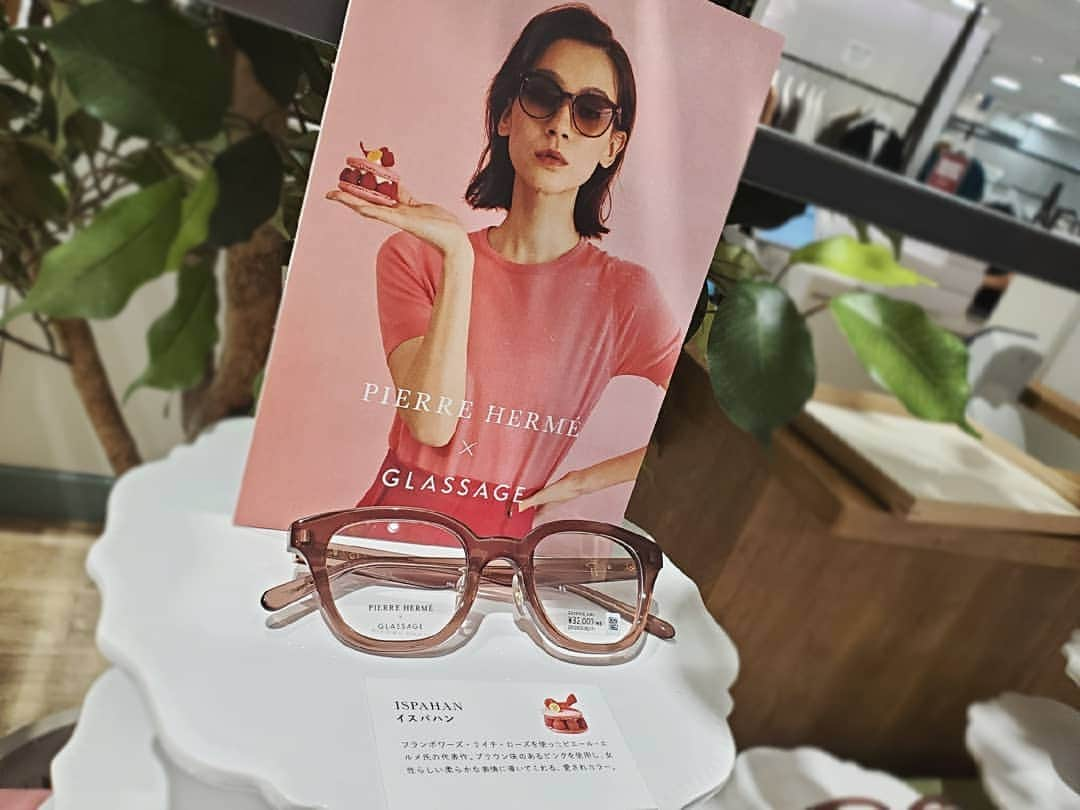 保坂玲奈さんのインスタグラム写真 - (保坂玲奈Instagram)「👓 . 度入り眼鏡作ったのに無くしてしまって 意外と不便なので新たに #池袋西武 の #glassage にて新調した🤓♡ . 取り揃えられているEyewearが 肌なじみの良いものが揃っていたり お洒落すぎて悩んでいたら 私の顔に似合う眼鏡をスタッフさんが 何個かチョイスしてくれたので お気に入りの眼鏡と出逢えた😳 . 正面からも背面からも360°UVカット してくれる物なので見た目だけじゃなく 機能性も💮 . サングラスもオシャレなデザインが多くて マカロンで有名なピエールエルメとの コラボもフレンチスタイルが素敵✨ . . 視力検査から度数入れてもらって 乱視なので少し乱視用レンズにしてもらった🥺 コンタクトをしない日はこれで毎日眼鏡👓 . . . #グラッサージュ #眼鏡 #Eyewear #眼鏡女子 #池袋 #サングラス #sunglasses #度入り眼鏡」8月11日 22時10分 - __renao_0707