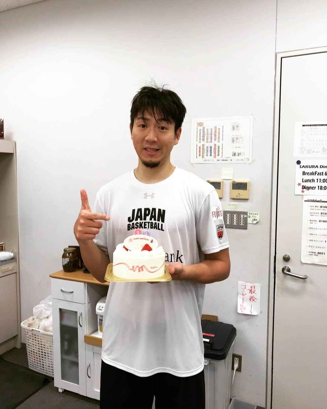 比江島慎のインスタグラム：「#誕生日 #29歳 #ありがとうこざいます #ラスト20代 #全力で楽しむ #日本一丸 #挑戦」