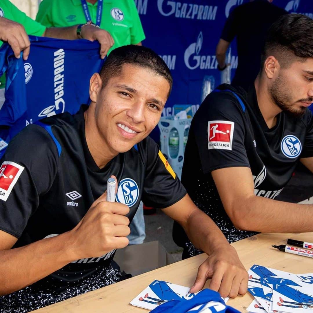 シャルケ04さんのインスタグラム写真 - (シャルケ04Instagram)「😬📝 @a.harit14 & @suatserdar8 📝😬 . . #S04 #Schalke #Knappen #Königsblau #🔵⚪️ #SchalkeTag #Season #Opening #Fans #Supporter #Futbol #Football #Soccer」8月11日 22時03分 - s04