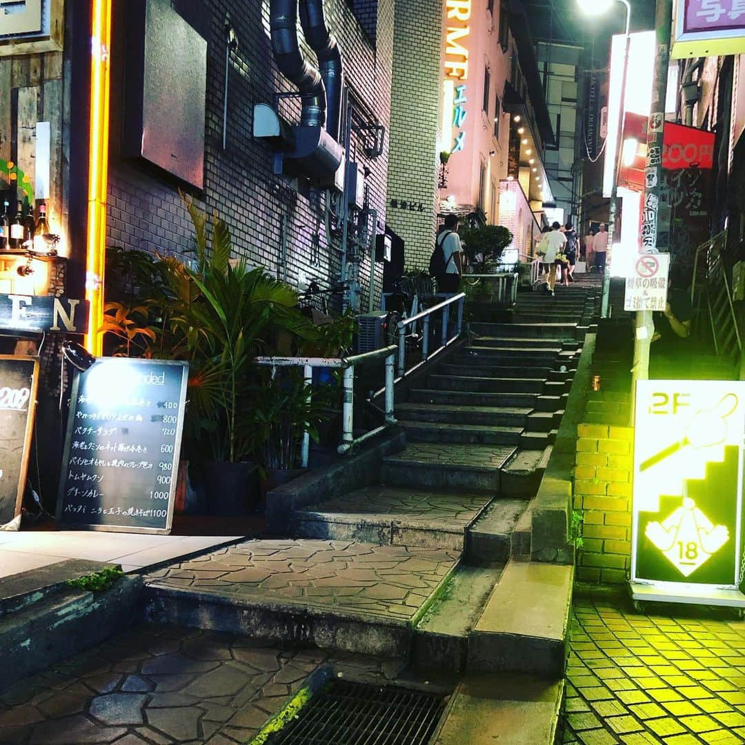 のインスタグラム：「円山町も再開発が進んでおります 猥雑な雰囲気は残してほしいなと思う元住民です #階段#坂道#円山町#神泉」