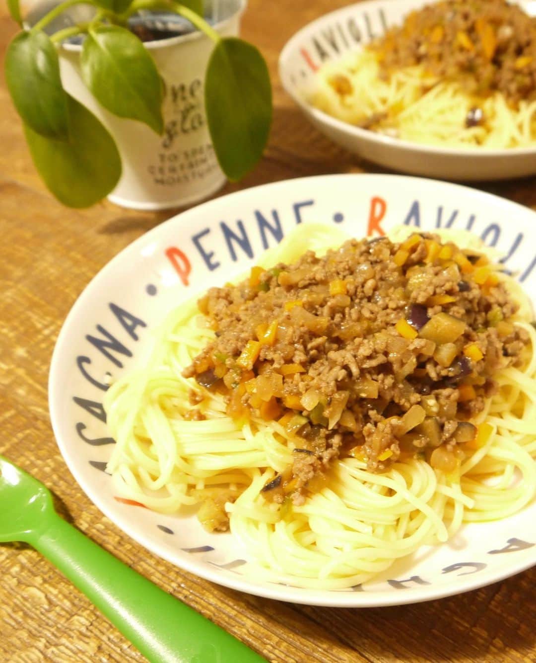 若林翔子のインスタグラム：「* * こどもたちが大好きなミートソースパスタ🍝﻿ ﻿ 「明日の朝はご飯の上にこのミートソースを乗せて﻿ チーズをかけてトースターで焼いて！！」﻿ とのリクエストいただきました笑。﻿ ﻿ 明日は兄の野球の試合⚾️﻿ 思いっきりバットが振れますよーに😆﻿ ﻿ ﻿ ﻿ #晩ごはん #夕飯 #パスタ #🍝 #こどもごはん﻿ #レシピ #アレンジレシピ #野球 #試合 #初ヒットなるか」