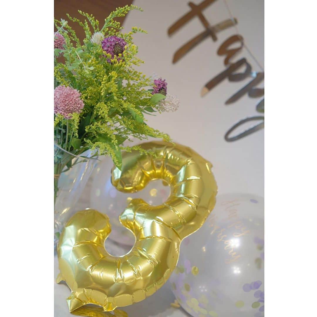 池上真麻さんのインスタグラム写真 - (池上真麻Instagram)「ムスメンティーヌお誕生日会。 3歳になったムスメンティーヌにお花屋さんでお花を選んでもらって束ねました。 . #3歳 #お誕生日 #お誕生日会 #おめでとう #happybirthday #bouque #bouquet #花束 #ムスメンティーヌ」8月11日 22時16分 - marsaikegami