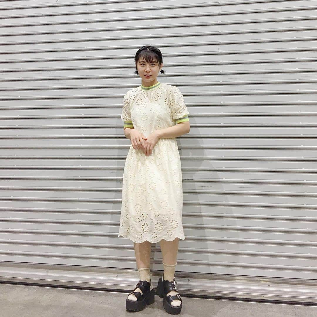 光永さんのインスタグラム写真 - (光永Instagram)「吉本坂46セカンドシングル 「今夜はええやん」スペシャルイベントinパシフィコ横浜 . 個別握手会一部と二部のコーディネートです👕👟 メンズライク👦🏻&ガーリー👧🏻 ウルフカットのおかげで気持ち程度に髪をくくれました。笑 . 握手会&ミニライブにお越し頂いた皆様ありがとうございました〜〜🌻🌻🌻 ファンの方からたっっくさんの愛を直接いただいて最高の時間でした。 衣装をイメージした立派なお花💐も素敵！ 来週は京都！！たのしみ〜！❤️❤️ . 合間はみんなでtiktok撮ったりしました！最高です。 あと、イケメンユニット「CC5(シーシーファイブ)」とも撮ってもらいました。 野沢直子さんは、新おデブユニット？「BB2(ブーブーツー)」と撮ってもらってました◎ . . #吉本坂46 #坂道シリーズ #握手会 #パシフィコ横浜 #セットアップ風 #ワンピース #吉本坂46red」8月11日 22時18分 - hinata_official__