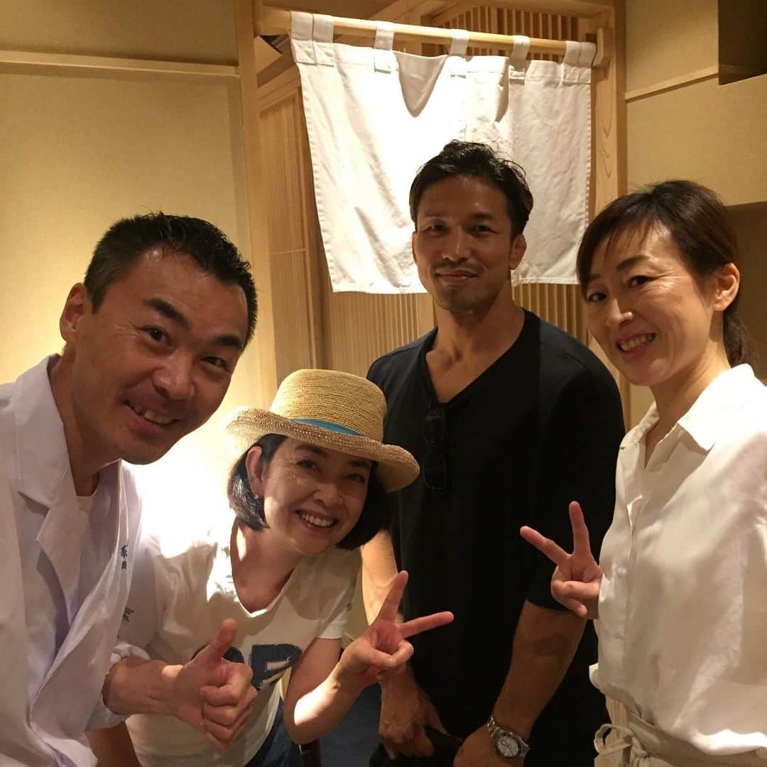岸本加世子のインスタグラム：「なんと私と同郷、静岡県島田市出身の鈴木さんご夫妻が日本橋で名店を開いてました。最高の天ぷらとシメの手打ち蕎麦が絶品。夜は一年先まで予約が取れないそうです。#蕎ノ字#宮田和幸」
