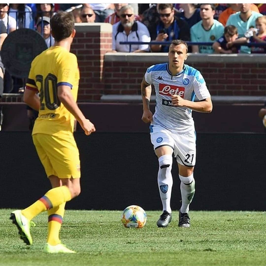 ヴラド・キリケシュのインスタグラム：「⚽️💙 #internationalchampionscup #NapoliBarcelona #ForzaNapoliSempre」