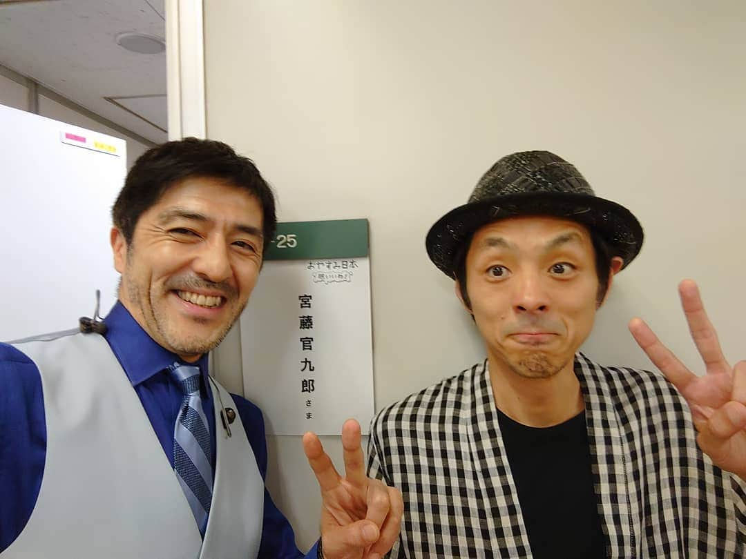 谷中敦さんのインスタグラム写真 - (谷中敦Instagram)「表敬訪問しました。宮藤官九郎さんは我々スカパラが昔出ていた竹中直人さんとのテレビの音楽バラエティー番組『デカメロン』の作家さんをされていた時からのおつきあいです。20年以上前ですね。1997年だから22年前か！驚 笑 その頃から他の作家さんからも一目置かれる存在で、若手だけど凄い才能の作家さんですって紹介されたのを覚えています。 #宮藤官九郎」8月11日 22時25分 - a.yanaka