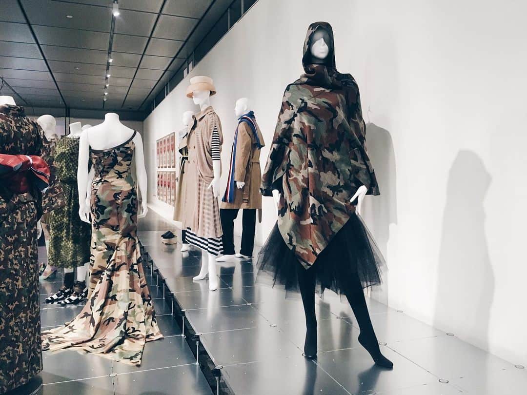 藤野可織さんのインスタグラム写真 - (藤野可織Instagram)「内覧会で見た京都国立近代美術館「ドレス・コード？―着る人たちのゲーム」、これはもう一度見に行かなければ…（この日は撮影可でした）。」8月11日 22時25分 - fujinono