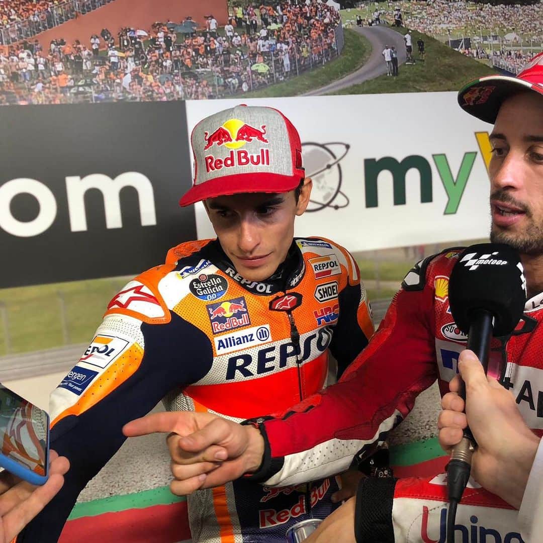 レプソル・ホンダのインスタグラム：「Reliving THAT last lap 👀 Swipe 👈 ⠀⠀⠀⠀⠀⠀⠀⠀⠀ #AustrianGP #AustrianGP #25RepsolHonda #Repsol #MotoGP #Honda #Racing #RepsolHonda #HRC #RC213V #MM93 #MarcMarquez #ThePowerOfDreams #Motorcycle #Austria #RedBull #Battle #GreatFinish #NothingLeft」