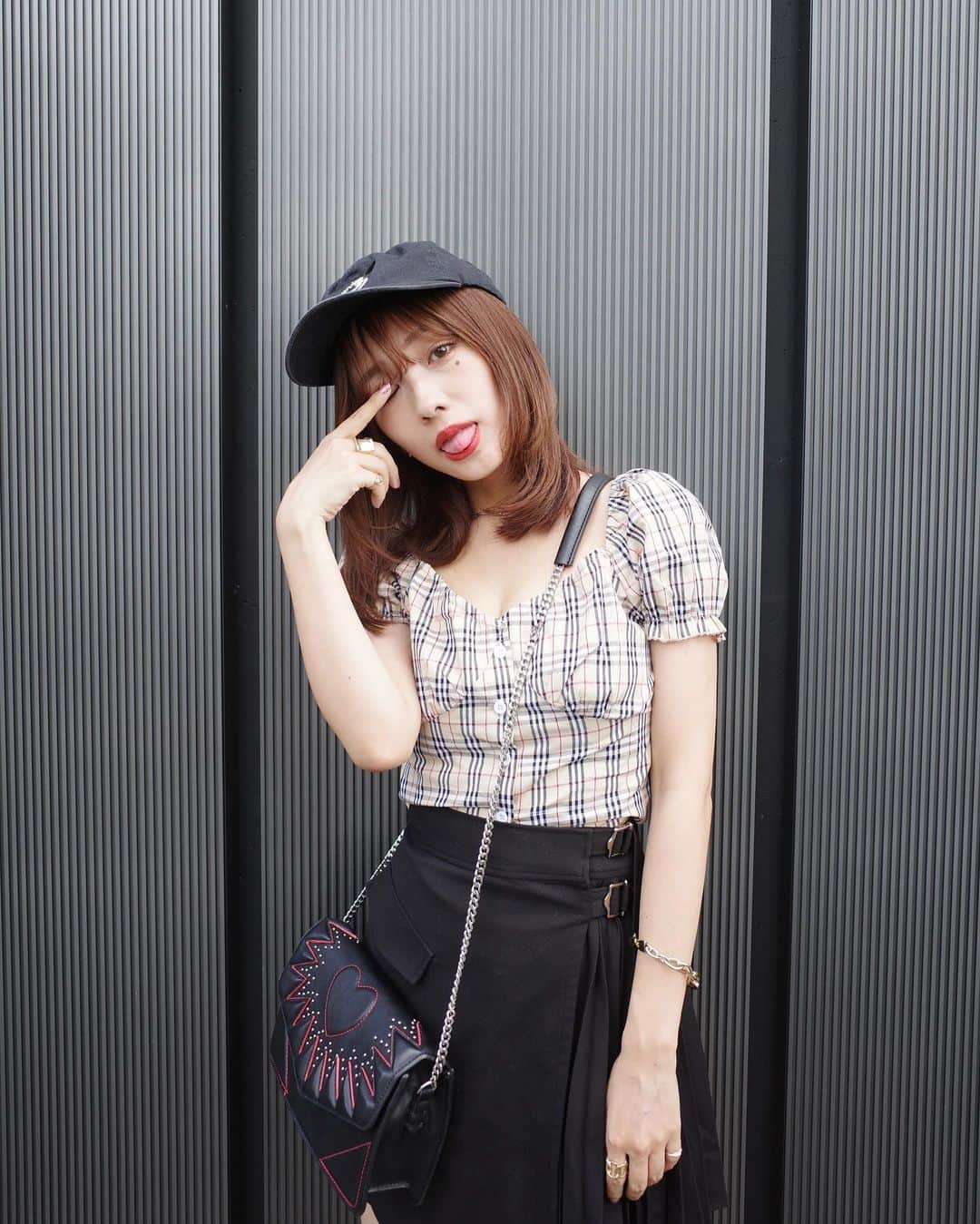 前田希美（まえのん）さんのインスタグラム写真 - (前田希美（まえのん）Instagram)「今日の私服です。 新しく買ったばかりのスニーカーは ソールの部分がクリアになってて かわいいのです。 トップスの形もどストライクで 見た瞬間即買いしました。笑 どちらも @creage_official で 買いました♥  #のんの私服 #fashion #code #ootd #check #skirt #black #cap #nike #gr3」8月11日 22時28分 - maeda_nozomi