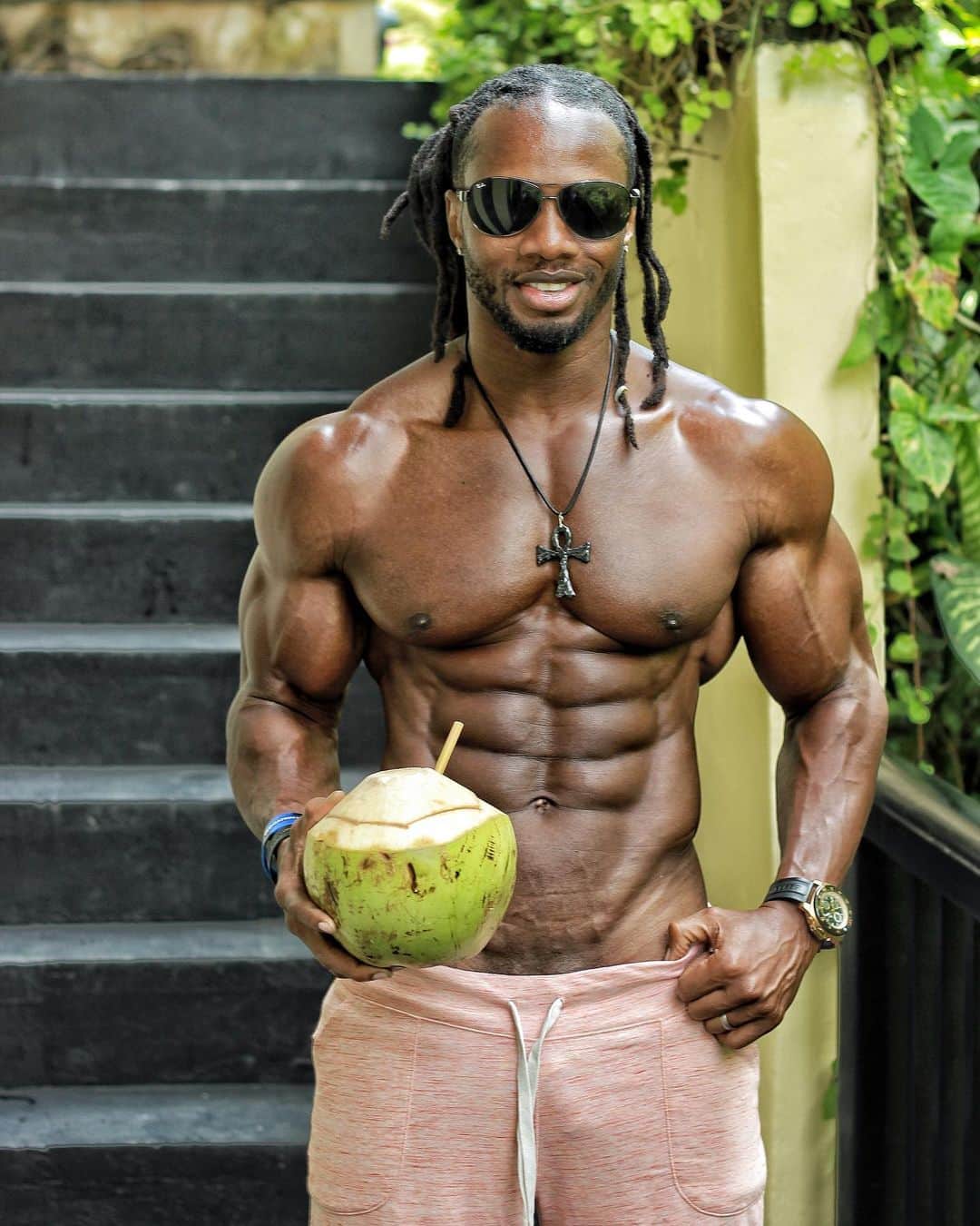 Ulissesworldさんのインスタグラム写真 - (UlissesworldInstagram)「Sunshine & Coconut makes me happy👌🌴🥥 Hope everyone having a good weekend❗️💪 Join my Training Program & Meal Plans 👉 _ HOW TO JOIN👆(Link in my Bio)👆Personalised MEAL PLANS & Training Programs for everyone! #letsgo IAMDEDICATED.ULISSESWORLD.COM @ulissesworld | @iamdedicated_army」8月11日 22時29分 - ulissesworld
