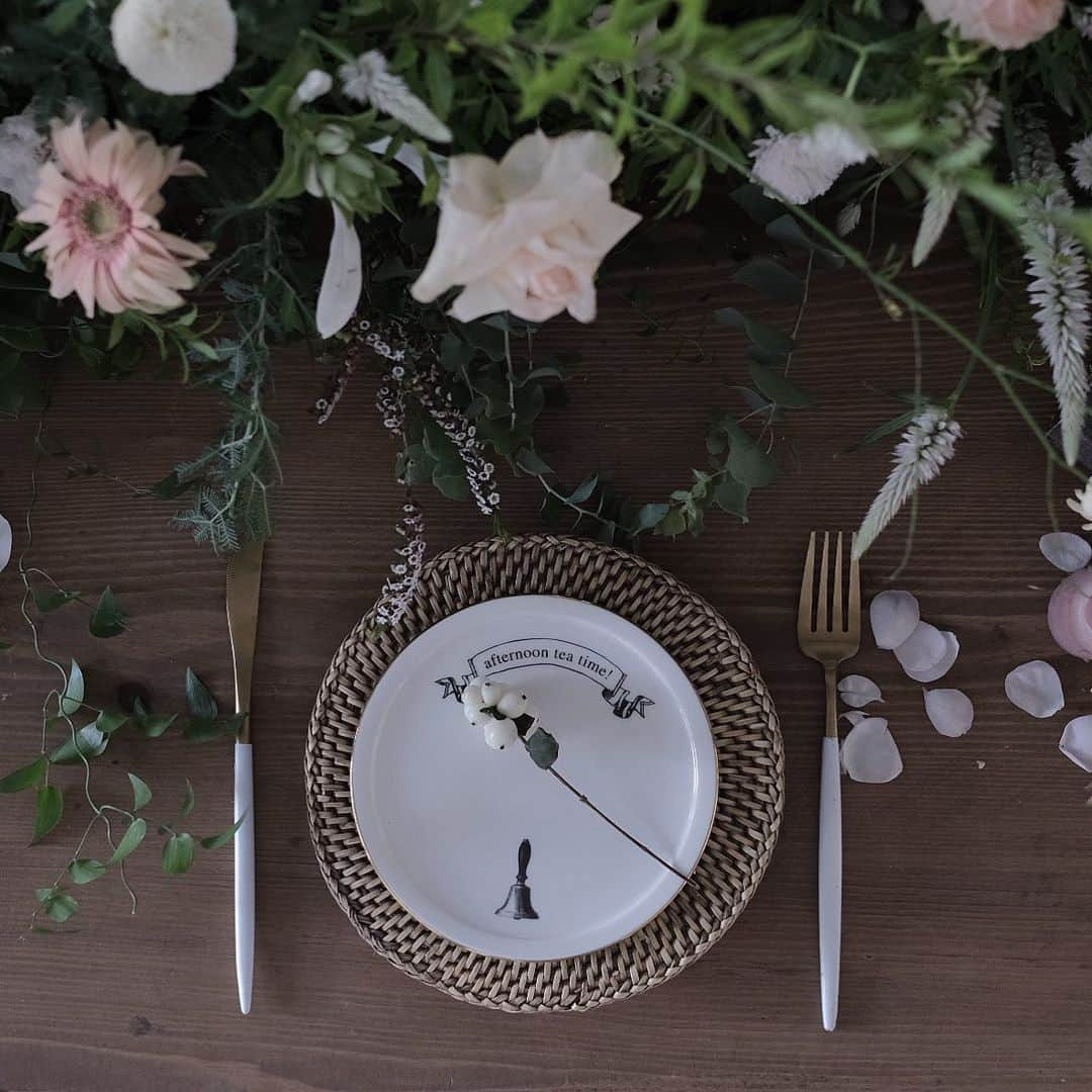 플로리스트 이주연 florist Lee Ju Yeonさんのインスタグラム写真 - (플로리스트 이주연 florist Lee Ju YeonInstagram)「. . #tablesetting #테이블데코 . . #수업문의 #주문예약 #lesson #Order  Katalk ID vaness52 클래스상시모집 당일꽃주문가능 WeChat ID vaness_flower E-mail vanessflower@naver.com . 강남구 역삼동608-16 📞02-545-6813 . #vanessflower #florist #flowershop #handtied #flowerlesson #花束 #花束包装 #바네스플라워 #플라워카페 #플로리스트 #꽃다발 #부케 #플로리스트학원 #역삼동꽃집 #역삼역꽃집 #언주역꽃집 #꽃꽂이수업 #플라워레슨 #꽃다발포장법 #꽃수업 #꽃주문 #하우스웨딩 #대관」8月11日 22時29分 - vanessflower