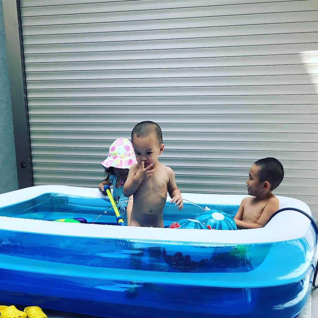 今宿麻美さんのインスタグラム写真 - (今宿麻美Instagram)「ザ・夏‼︎ プールして。 花火して。 美味しいご飯までいただいて。 ありがとう♡  で、人様のお宅でくつろぎすぎる、オヤジの夏休み。。」8月11日 22時30分 - imajuku0107