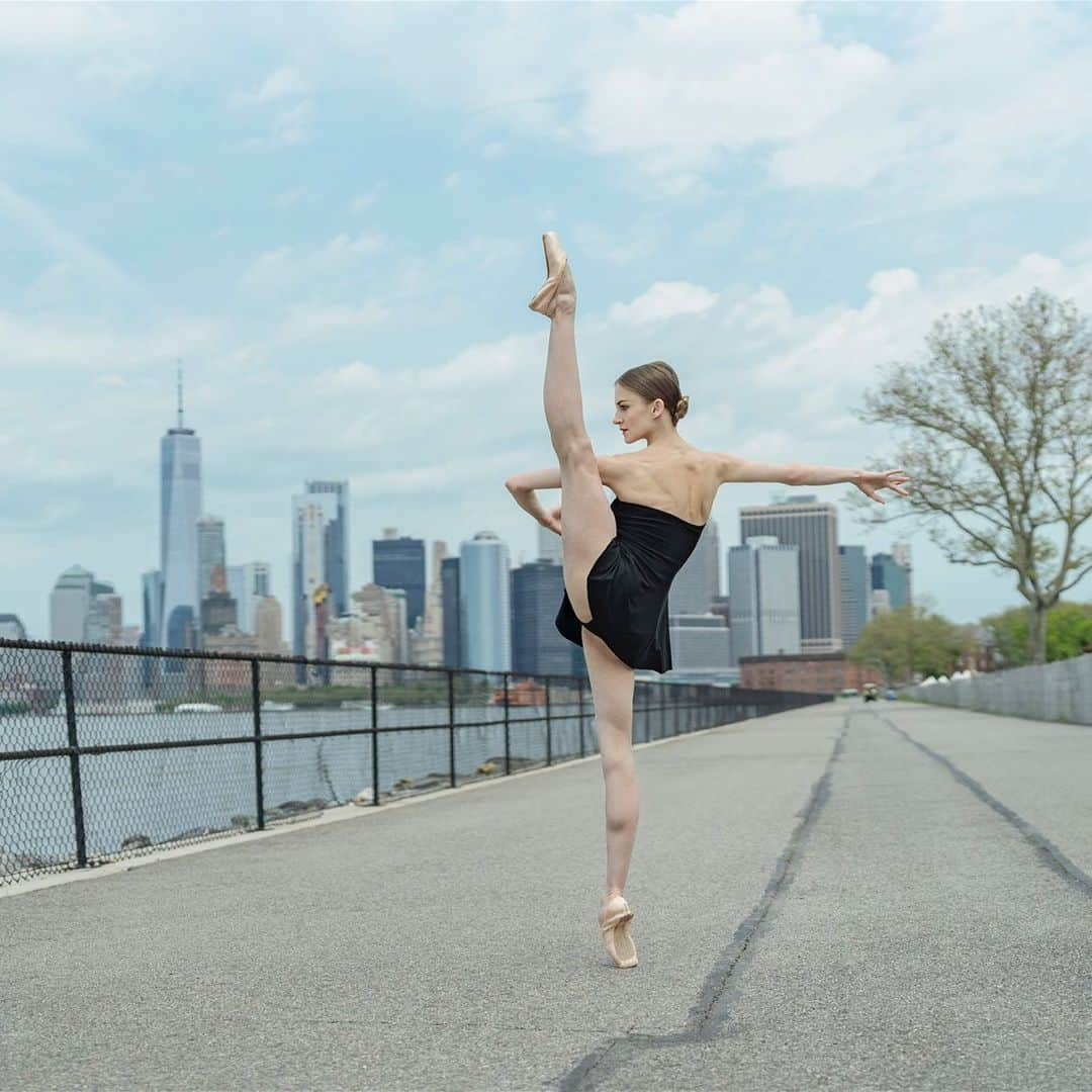 ballerina projectさんのインスタグラム写真 - (ballerina projectInstagram)「Oksana Maslova in New York City. #ballerina - @maslovaoxy #governorsisland #manhattan #worldtradecenter #newyorkcity #ballerinaproject #ballerinaproject_ #ballet #dance #pointe #oksanamaslova  The Ballerina Project book is now available for pre-order on Amazon. Link is located in our Instagram profile. #ballerinaprojectbook」8月11日 22時30分 - ballerinaproject_