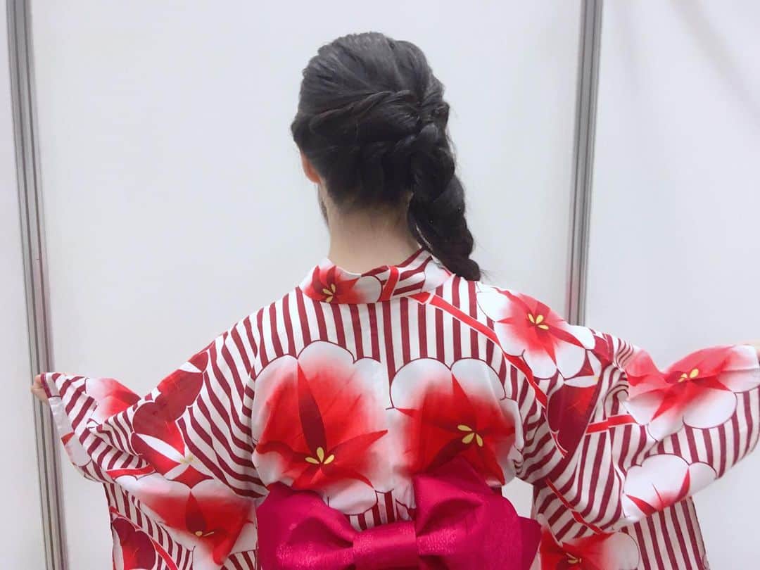 大森美優のインスタグラム：「握手会三日間ありがとうこざいました♡浴衣満喫👘 #本日の後ろです。 #浴衣  #浴衣ヘアアレンジ  #赤  #三つ編み」
