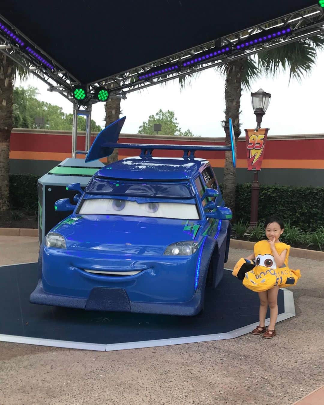 のインスタグラム：「CARS. . . . . 大好きな大好きなCARSの仲間たちに!. . . カリフォルニアでは会えなかったラミレスにも会えたことが本当に嬉しかったtaia. . . . そして絶対に行こうと決めていたLightning Mcqueen’s Racing Academy. . . . マックィーンと一緒に「本物のレーサーとは何か」. 一緒に考え、学び、体感できるアトラクションです. . . . 私もこのアトラクションを体感して、また、より一層CARSが大好きになりました！. . . . . IGTVにはフルバージョンを. . . . 最後のムービーにはまたまた、フォトパスで作ってもらったムービー. . これがたまらなく可愛い仕上がり. .  #cruzramirez_taia #wdw#hollywoodstudios #waltdisneyworld#taiacostume#disney#disneybaby#disneykids#disneyfamily#cars#pixar #lightningmcqueensracingacademy」