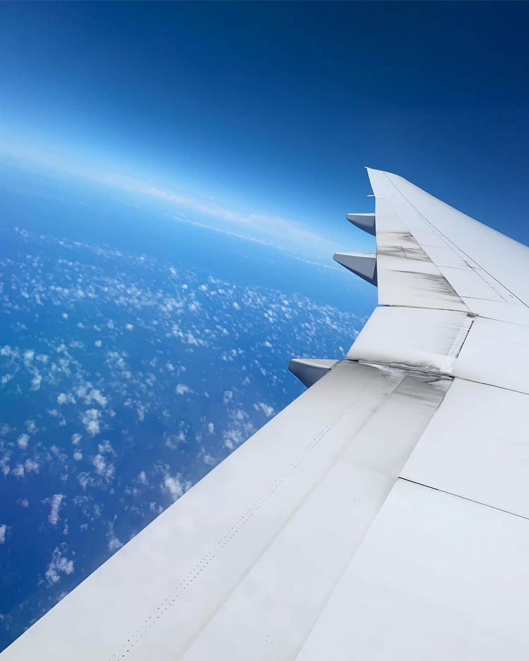 MARISのインスタグラム：「Traveling life ✈︎✈︎✈︎ All I need is ... Traveling and Love ❤️ I’m like a busy bee this summer🐝but it’s much better than before when I was lazy❤️ 正直この夏は今までにないくらいbusy beeだけど、断然充実してる❤️ 忙しいとか頑張ってるみたいな事を書くのはあんまり性に合わないけど、自分のやりたい事がそこにあると自然に🐝になる✈︎ やりたい事を見つけたり始めるのに遅いとか早いとかないと思うし、そん時がタイミングなんだと思う😳 悩み相談をよくDMでもらうので、伝えたかったので、たまには書いてみます☺️ DMは返せないので流れてしまう事もあるんだけど、ちゃんと読んでるよ❤️❤️❤️ #summer #traveling #busybee #dreambig」
