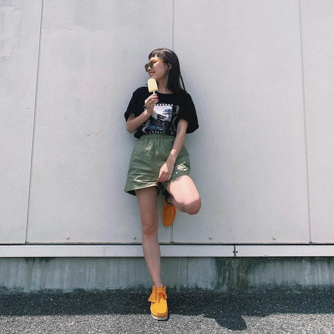 sayocoのインスタグラム：「暑くて溶けそうだった今日だけど、 足元から秋始めました🥾🍂🧡 ・ orange × khaki 一生好き🍊🥑 ・ ・ #ootd#jouetie#juemi#clarks#wallabees」