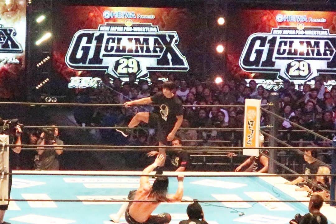 のインスタグラム：「. 新日本プロレスG1クライマックス武道館大会三連戦2日目。 今シリーズは４回目。 ラスト観戦でした。  応援で着ていったＴシャツ、キャップの人が両方とも負けるという今日も安定の逆張りw  しかしメインイベント後に、明日の決勝戦に繋がるドラマがしっかりプレイされて大満足。 そうそう、そうゆうの大事。 明日も観たかったなぁw  しかし、 親会社が上場したせいか？ 安全対策で？リングサイドの客席が二重の柵でメチャクチャにリングから遠くなっていた。 全試合、場外乱闘は客席にいかず柵の中だけ。 モクスリーのテーブル攻撃不発もありえない。  なんなの？コンプライアンス？ だったらプロレスなんかやめなさいよ。  どうかスリルがないWWEみたいに無難な劇団になりませんように。  役者は揃っているんですが、 新日らしいプロレスをよろしくお願いしますょぉ。  #プロレス #njpw #wwe #演劇 #wrestling #jonmoxley #井伏幸太 #新日本プロレス」