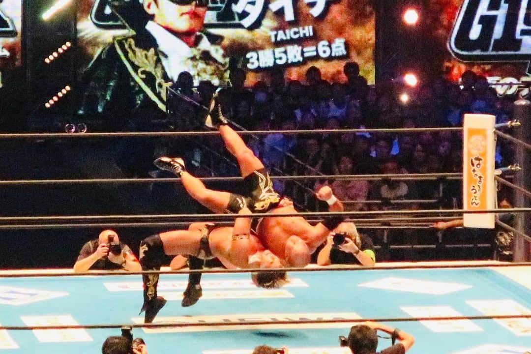 樫原伸彦さんのインスタグラム写真 - (樫原伸彦Instagram)「. 新日本プロレスG1クライマックス武道館大会三連戦2日目。 今シリーズは４回目。 ラスト観戦でした。  応援で着ていったＴシャツ、キャップの人が両方とも負けるという今日も安定の逆張りw  しかしメインイベント後に、明日の決勝戦に繋がるドラマがしっかりプレイされて大満足。 そうそう、そうゆうの大事。 明日も観たかったなぁw  しかし、 親会社が上場したせいか？ 安全対策で？リングサイドの客席が二重の柵でメチャクチャにリングから遠くなっていた。 全試合、場外乱闘は客席にいかず柵の中だけ。 モクスリーのテーブル攻撃不発もありえない。  なんなの？コンプライアンス？ だったらプロレスなんかやめなさいよ。  どうかスリルがないWWEみたいに無難な劇団になりませんように。  役者は揃っているんですが、 新日らしいプロレスをよろしくお願いしますょぉ。  #プロレス #njpw #wwe #演劇 #wrestling #jonmoxley #井伏幸太 #新日本プロレス」8月11日 22時41分 - nobustagrammy