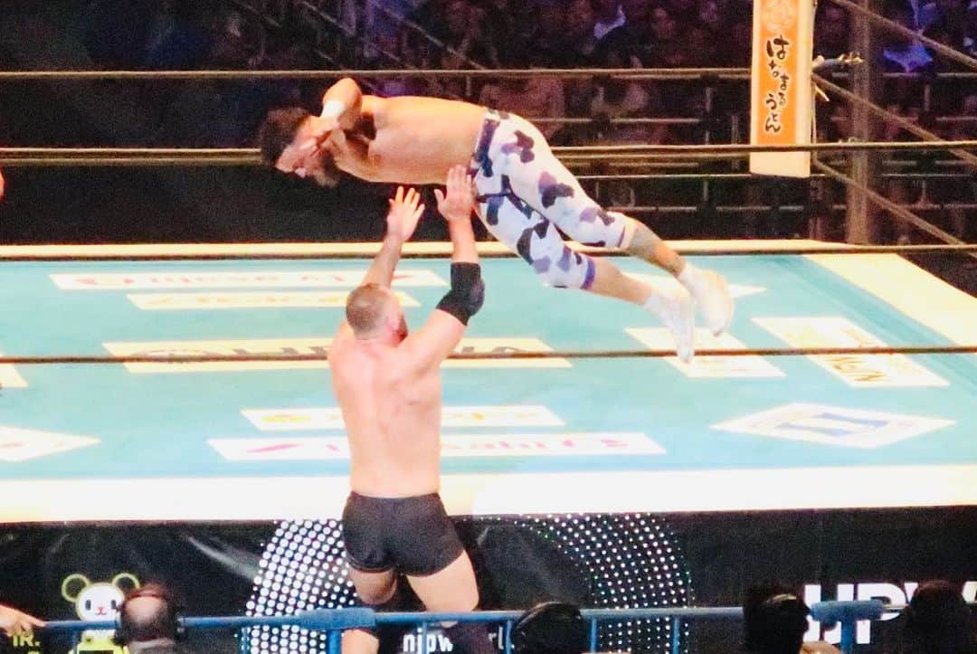 樫原伸彦さんのインスタグラム写真 - (樫原伸彦Instagram)「. 新日本プロレスG1クライマックス武道館大会三連戦2日目。 今シリーズは４回目。 ラスト観戦でした。  応援で着ていったＴシャツ、キャップの人が両方とも負けるという今日も安定の逆張りw  しかしメインイベント後に、明日の決勝戦に繋がるドラマがしっかりプレイされて大満足。 そうそう、そうゆうの大事。 明日も観たかったなぁw  しかし、 親会社が上場したせいか？ 安全対策で？リングサイドの客席が二重の柵でメチャクチャにリングから遠くなっていた。 全試合、場外乱闘は客席にいかず柵の中だけ。 モクスリーのテーブル攻撃不発もありえない。  なんなの？コンプライアンス？ だったらプロレスなんかやめなさいよ。  どうかスリルがないWWEみたいに無難な劇団になりませんように。  役者は揃っているんですが、 新日らしいプロレスをよろしくお願いしますょぉ。  #プロレス #njpw #wwe #演劇 #wrestling #jonmoxley #井伏幸太 #新日本プロレス」8月11日 22時41分 - nobustagrammy