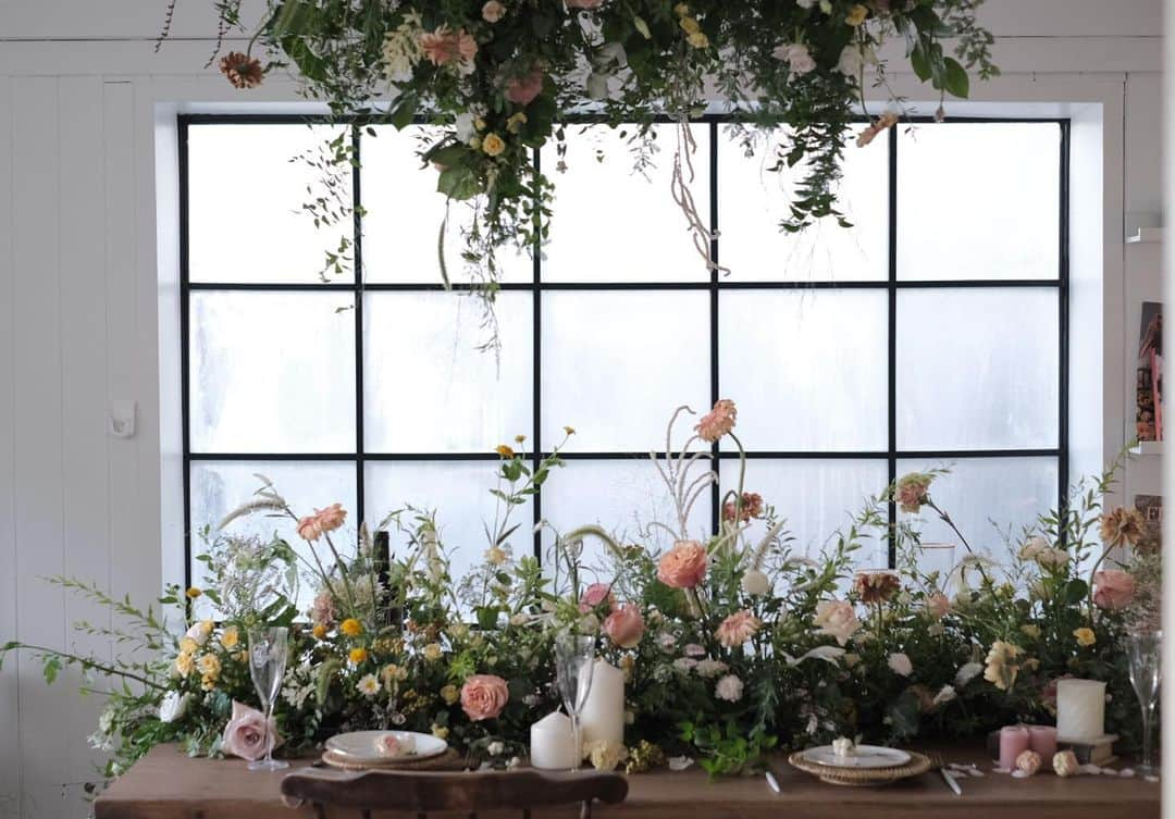 플로리스트 이주연 florist Lee Ju Yeonさんのインスタグラム写真 - (플로리스트 이주연 florist Lee Ju YeonInstagram)「. . #테이블데코 #tabledecorations . . #수업문의 #주문예약 #lesson #Order  Katalk ID vaness52 클래스상시모집 당일꽃주문가능 WeChat ID vaness_flower E-mail vanessflower@naver.com . 강남구 역삼동608-16 📞02-545-6813 . #vanessflower #florist #flowershop #handtied #flowerlesson #花束 #花束包装 #바네스플라워 #플라워카페 #플로리스트 #꽃다발 #부케 #플로리스트학원 #역삼동꽃집 #역삼역꽃집 #언주역꽃집 #꽃꽂이수업 #플라워레슨 #꽃다발포장법 #꽃수업 #꽃주문 #하우스웨딩 #대관」8月11日 22時43分 - vanessflower