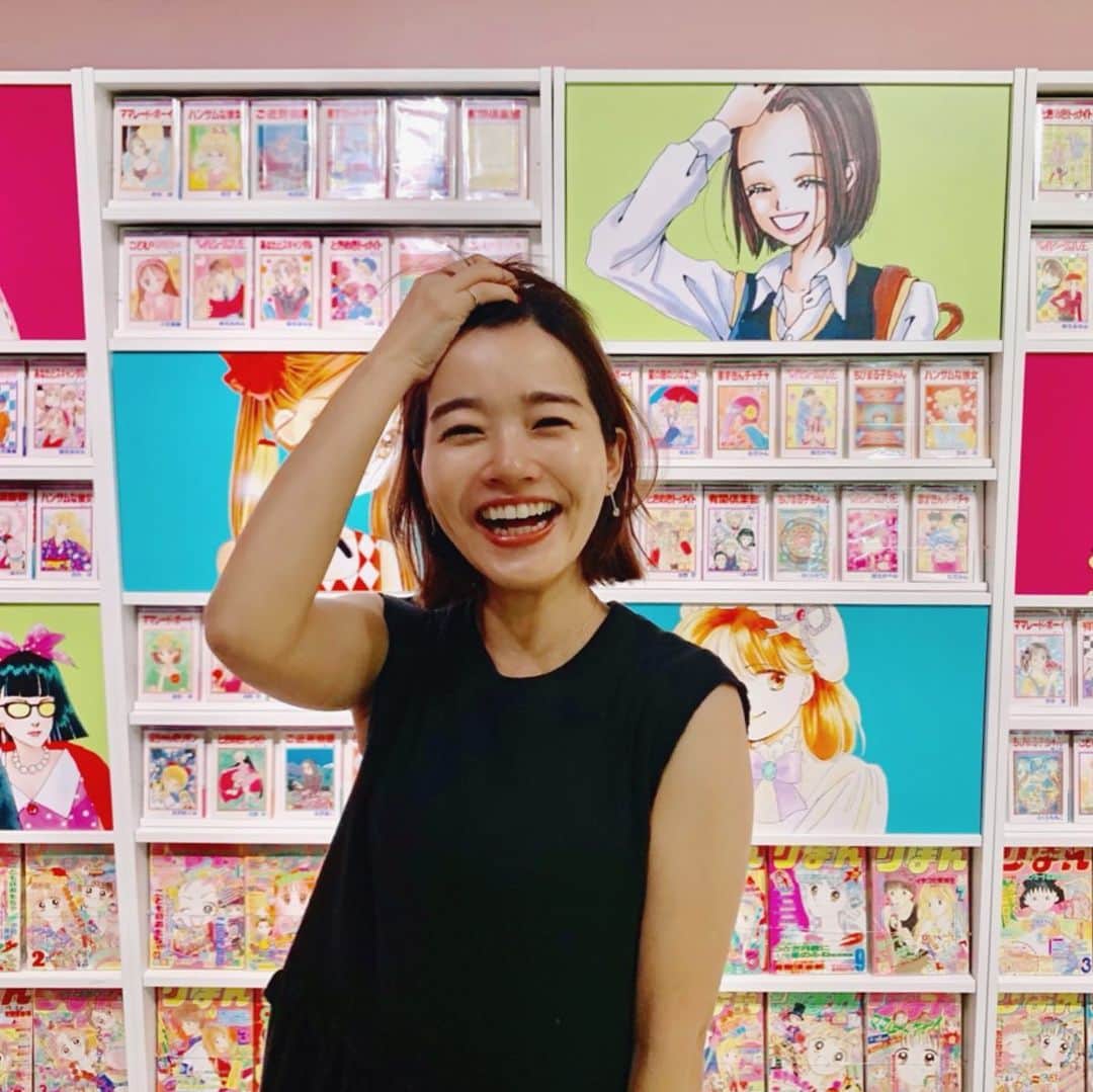 猪鼻ちひろのインスタグラム：「🎀﻿ りぼん展へ。 ちびまる子ちゃんの展示も隅々まで見て笑えて楽しかったし、 いちばん好きな漫画 #天使なんかじゃない のコーナーは 特に時間をかけて見た👀💘 泣いてる方もいて、わたしも漫画読みながら何度も泣いたなぁと思い出して、また読みたくなった😭🥺﻿ ﻿ 面白かったのは4枚目。﻿ 恥ずかしながらもポーズを真似しながら撮っていたら﻿ 厳しそうな雰囲気のおじさん警備員が駆け寄ってきて👮🏻‍♂️ 「わ、邪魔だったかな」と思った瞬間、何かを渡され、 わたしがキャップ落としたんだぁ〜と思ったそのとき！﻿ 自分の被っていた警備員帽子を渡して、 写真のクオリティーを上げてくれました🤣笑﻿ ﻿ そして隣にいた女性に女の方に 「興奮する気持ちわかります！同じ世代なので！79年生まれだと本当にドンピシャですよねっ」って言われました😊﻿ #何故79年生まれだと決めつけた？笑 #親友と一瞬時が止まってそうですよね〜といいながら大爆笑 #天ない #涙無くしては見られない漫画よね  #言われたい台詞ありすぎるよね #バイブル #エンジェル冴島 #大好き」