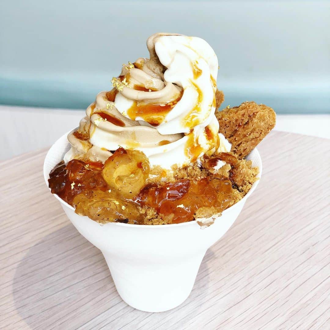 のインスタグラム：「melts during dress-up. just like us. ☀️🍦💦 . . @spiriteadrinks #spiriteadrinks #newyorkcity #mixedtea #softserve #crafttea #teaflavored #icecream #🍦 . . 暑いですね。これは近所にできたお茶屋さんのアイス。ジャスミン茶とバニラのツインソフトに、ほうじ茶ジュレと金箔とキャラメルとビスケット。受け取ったそばから溶けた。 #暑中お見舞い申し上げます」