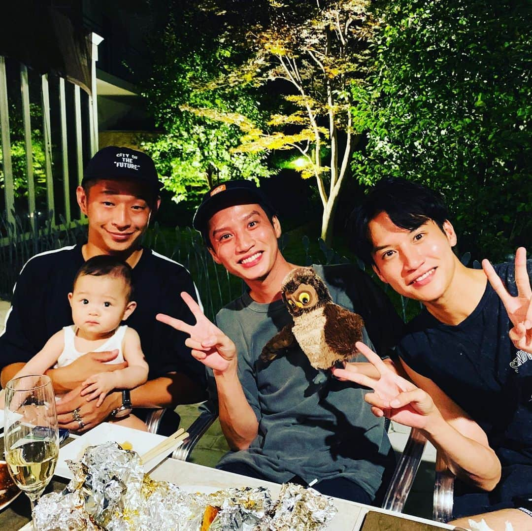 高木万平・心平さんのインスタグラム写真 - (高木万平・心平Instagram)「family...💙 shinpei manpei  #twins #双子 #高木万平 #高木心平 #お盆 #BBQ #ユウキパパ #レイ君 #かわすぎてたまらん  #パンパース #ムーニーマン #広告 #狙ってます #親バカ #それぐらいがちょうど良い」8月11日 22時46分 - man_shin_takagi