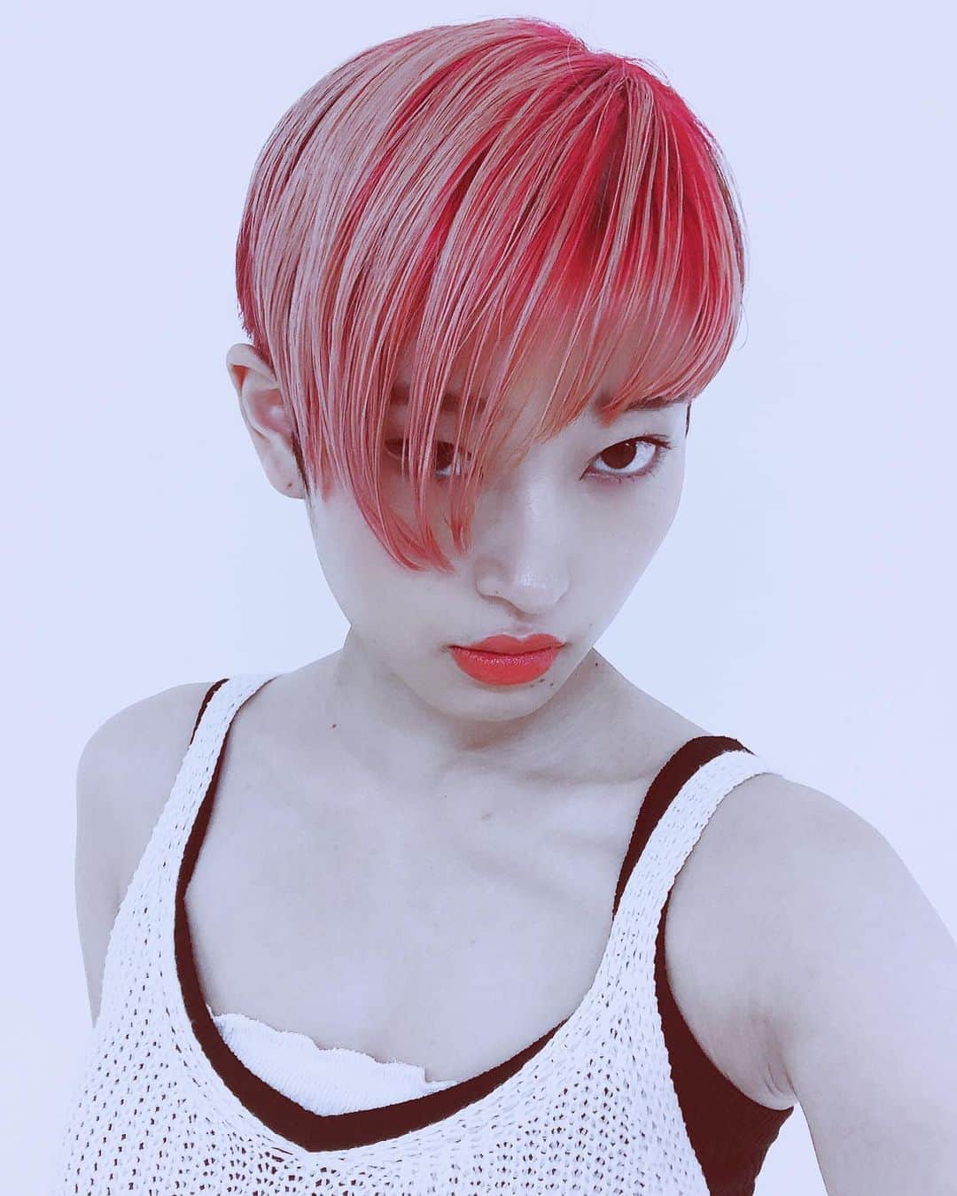のインスタグラム：「今日でピンクも終わり🥰 土日友達と遊びたい欲強め。 . . . . . #サロンスタイル #wella #三白眼 #トレンドビジョン2019 #colorvision #pink #サロンモデル #サロモ #コンテストモデル #ショーモデル #ヘアカラー #クリエイティブ #カラービジョン #ジェンダーレス #ジェンダーレス女子 #中性的女子 #デザインカット#l4l #f4f #グラデーションカラー #ピンクアッシュ #ブリーチ #japanesemodel #genderlessmodel #いいね返します #adidas #いいね返し #likeforlikes #撮影依頼募集 #creativememories」