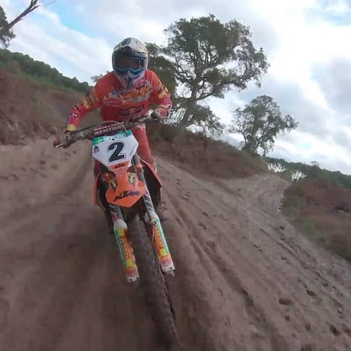 レッドブルのインスタグラム：「if you ever find yourself hopelessly wondering how @camchapcc plays tag with a drone, here's how: 🕹: @tomzfpv @redbullmotorsports #redbull #motocross #action #drone」