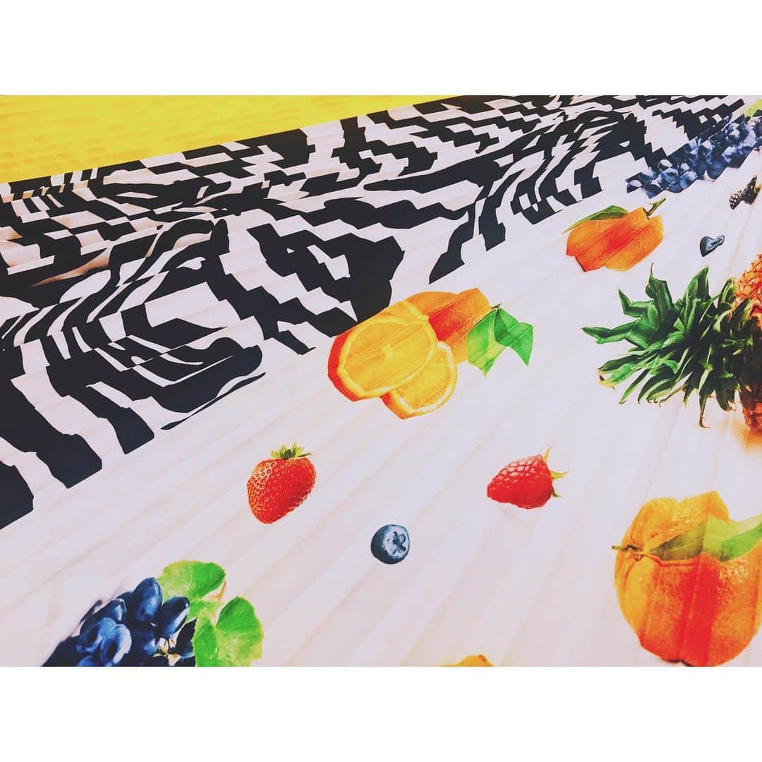 潘めぐみさんのインスタグラム写真 - (潘めぐみInstagram)「🍓🍊🍍🍇 . 来週の今頃は… . 中国の広州に行って帰ってくる。 . 8月18日（日）中国・広州にて開催される 「#ビリビリワールド2019」トークショーステージに「#フルーツバスケット」から#本田透 役 の #石見舞菜香 さんと共に登壇させて頂きます🍙🐰💕✨ . 我很期待和你见面✨ . このプリーツスカートで登壇する…予定は未定だけど！ いつもお世話になっている @msgm_tokyo さん！ . #fruitsbasket #フルバ #コーデ #coordinate #fashion #skirt #msgm . 🍇🍍🍊🍓」8月11日 22時52分 - han_meg_han