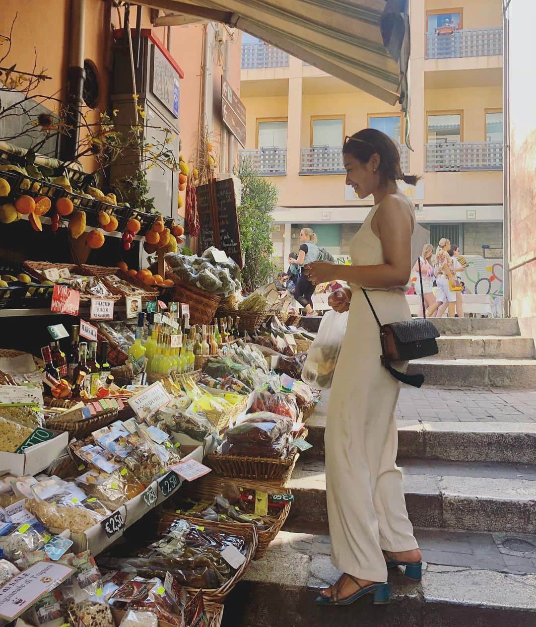 鬼辻麻衣さんのインスタグラム写真 - (鬼辻麻衣Instagram)「お家用に、もろもろゲット🍅🌿 ・ ・ いろんなお店がたくさんあって、 お買い物に夢中でした🇮🇹 細々としたお買い物好き。 #taormina #タオルミナ #italy」8月11日 22時53分 - kitsumai