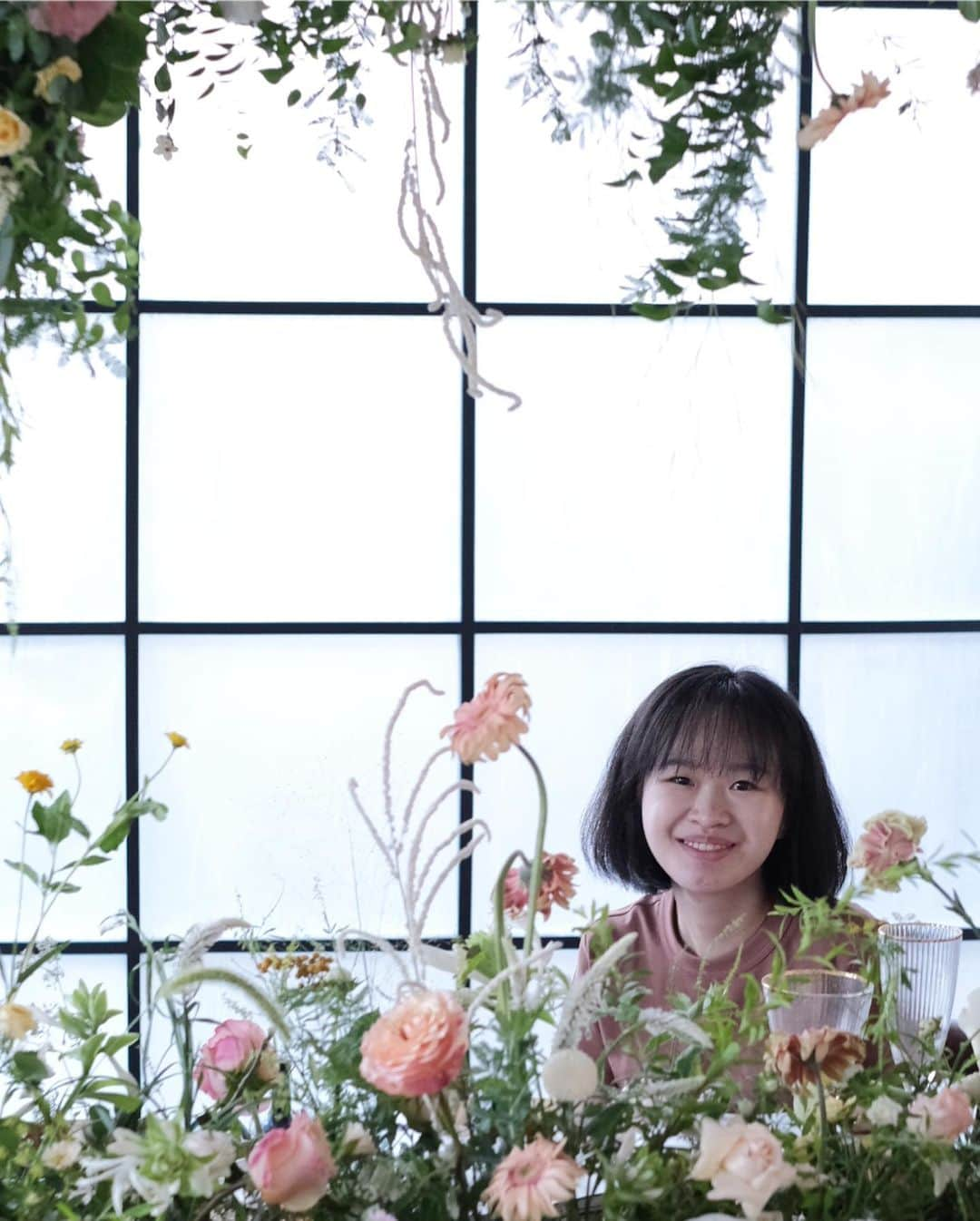 플로리스트 이주연 florist Lee Ju Yeonさんのインスタグラム写真 - (플로리스트 이주연 florist Lee Ju YeonInstagram)「. . #테이블데코 #tabledecorations . . 사랑스러운 그녀들 . #수업문의 #주문예약 #lesson #Order  Katalk ID vaness52 클래스상시모집 당일꽃주문가능 WeChat ID vaness_flower E-mail vanessflower@naver.com . 강남구 역삼동608-16 📞02-545-6813 . #vanessflower #florist #flowershop #handtied #flowerlesson #花束 #花束包装 #바네스플라워 #플라워카페 #플로리스트 #꽃다발 #부케 #플로리스트학원 #역삼동꽃집 #역삼역꽃집 #언주역꽃집 #꽃꽂이수업 #플라워레슨 #꽃다발포장법 #꽃수업 #꽃주문 #하우스웨딩 #대관」8月11日 23時03分 - vanessflower