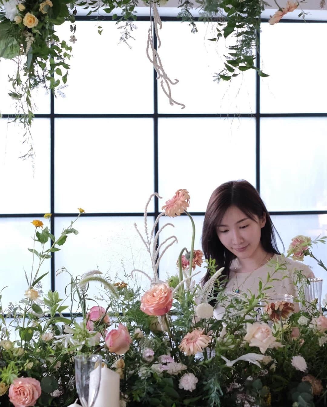 플로리스트 이주연 florist Lee Ju Yeonさんのインスタグラム写真 - (플로리스트 이주연 florist Lee Ju YeonInstagram)「. . #테이블데코 #tabledecorations . . 사랑스러운 그녀들 . #수업문의 #주문예약 #lesson #Order  Katalk ID vaness52 클래스상시모집 당일꽃주문가능 WeChat ID vaness_flower E-mail vanessflower@naver.com . 강남구 역삼동608-16 📞02-545-6813 . #vanessflower #florist #flowershop #handtied #flowerlesson #花束 #花束包装 #바네스플라워 #플라워카페 #플로리스트 #꽃다발 #부케 #플로리스트학원 #역삼동꽃집 #역삼역꽃집 #언주역꽃집 #꽃꽂이수업 #플라워레슨 #꽃다발포장법 #꽃수업 #꽃주문 #하우스웨딩 #대관」8月11日 23時03分 - vanessflower