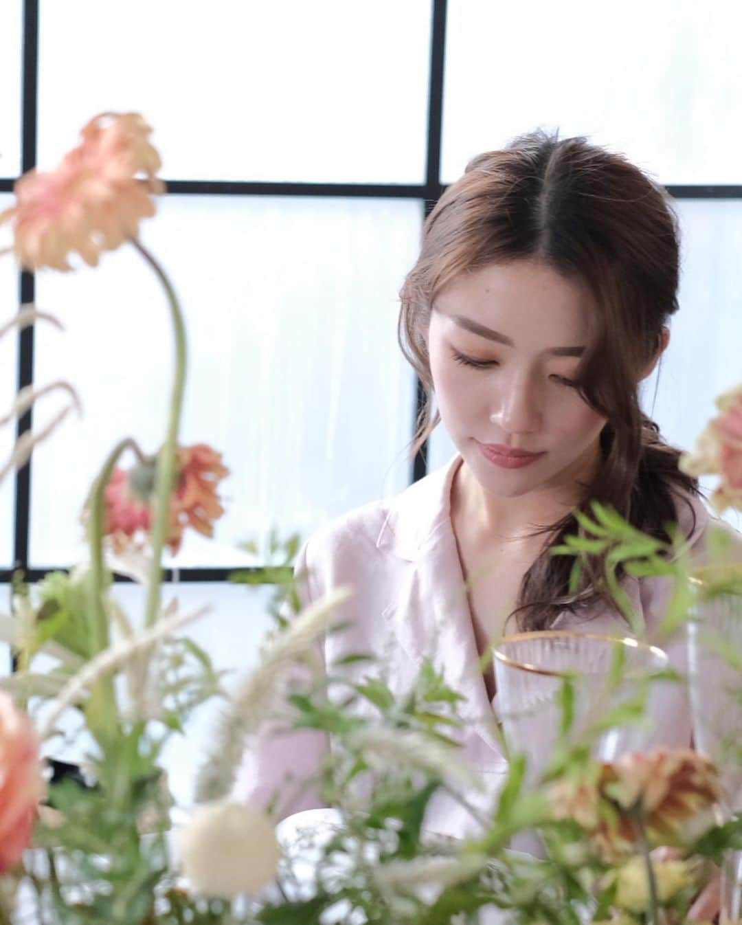 플로리스트 이주연 florist Lee Ju Yeonさんのインスタグラム写真 - (플로리스트 이주연 florist Lee Ju YeonInstagram)「. . #테이블데코 #tabledecorations . . 사랑스러운 그녀들 . #수업문의 #주문예약 #lesson #Order  Katalk ID vaness52 클래스상시모집 당일꽃주문가능 WeChat ID vaness_flower E-mail vanessflower@naver.com . 강남구 역삼동608-16 📞02-545-6813 . #vanessflower #florist #flowershop #handtied #flowerlesson #花束 #花束包装 #바네스플라워 #플라워카페 #플로리스트 #꽃다발 #부케 #플로리스트학원 #역삼동꽃집 #역삼역꽃집 #언주역꽃집 #꽃꽂이수업 #플라워레슨 #꽃다발포장법 #꽃수업 #꽃주문 #하우스웨딩 #대관」8月11日 23時03分 - vanessflower