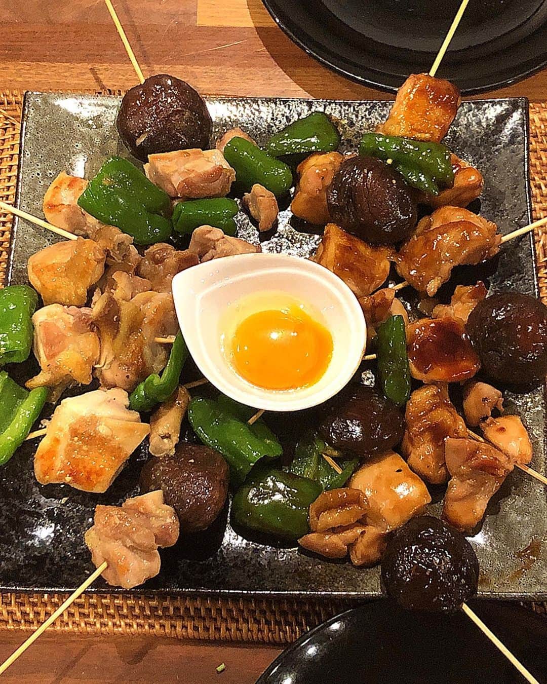 のインスタグラム：「【今夜は焼き鳥にしよう！！ 】. . . . . . 塩とタレ、両方食べた〜い！フライパン1つで両方作る方法があるんです。. . .  ①まず、鶏肉を焼きます！ 下味に塩を少しもみこんで、両面焼きます。. . .  ②半分だけ塩味をつけます！ 残り半分は別のお皿に取り出しておきます。塩焼き鳥ができたら、盛り付け皿に盛ります。. . .  ③お次はキッチンペーパーで汚れを拭き取ります！ 塩味のついたフライパンの汚れを拭き取ります。. . .  ④残り半分の鶏肉にタレをからめます！ タレは隠し味にオイスターソースを入れると、焼き鳥屋さんの味になります。. . .  詳しいレシピは黄色の本と、大人気に載っています。 👇👇 「みきママのフライパンでできるめちゃうま！レシピ 」 「藤原さんちの大人気ごはん 」. . . . 塩味も美味しい味付けです〜！！. . . . ネギがなかったので、ピーマンと椎茸にしました。. . . .  晩御飯、召し上がれ〜！！ 全部串に刺す時間がなかったからさ、自分で刺してね。. . .  旦那「塩とタレ、どっちもうまい。」 椎茸のタレがすき焼きみたいでうまいって。. . . .  すると、杏ちゃん「こわっ。」ってさ。 何が怖いの？. . .  杏ちゃん「さかなのかお、こわっ。」って。. . . .  そのうち慣れてきます。. . . . #焼き鳥 #晩ご飯 #焼き魚 #yakitori #grilledfish #fnceats」