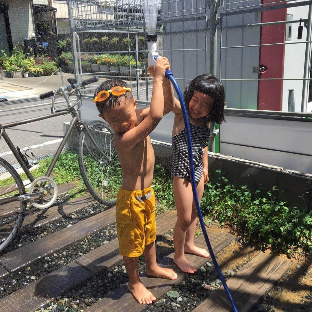 竹村真奈さんのインスタグラム写真 - (竹村真奈Instagram)「高知で過ごす夏休み。 毎日いとこと兄妹のように 遊べてほんと楽しそう。 . お家プールってほんと 幸せな気分になるよね🍉 東京の我が家の狭いベランダでは できない憧れのお家プール。 . 時間の流れも人間性や距離感とか 全部が心地よくて 結局また住みたくなるよね。 東京も大好きだけど。 . #東京 #高知 #夏休み」8月11日 22時56分 - takemana