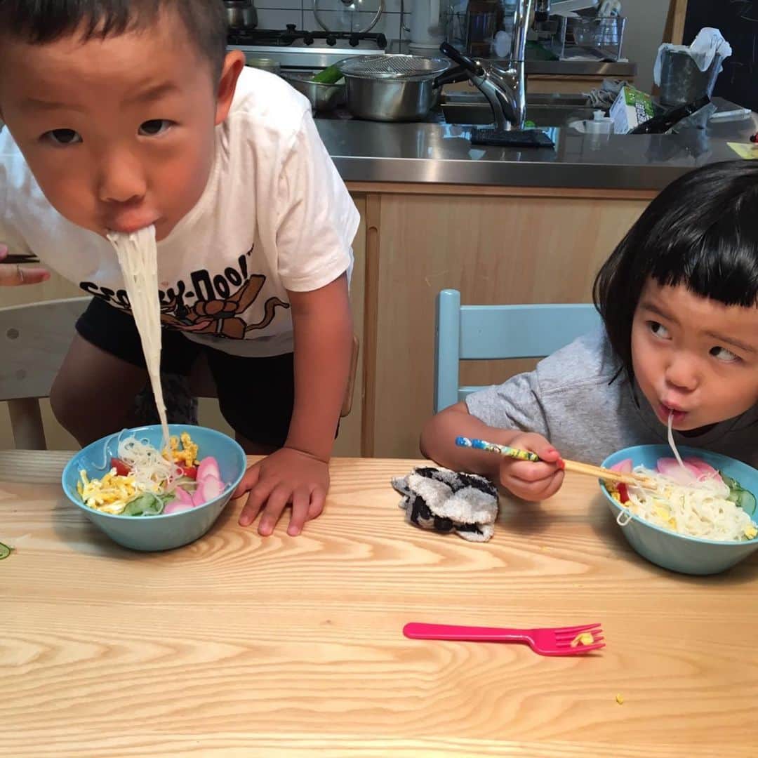 竹村真奈のインスタグラム：「高知で過ごす夏休み。 毎日いとこと兄妹のように 遊べてほんと楽しそう。 . お家プールってほんと 幸せな気分になるよね🍉 東京の我が家の狭いベランダでは できない憧れのお家プール。 . 時間の流れも人間性や距離感とか 全部が心地よくて 結局また住みたくなるよね。 東京も大好きだけど。 . #東京 #高知 #夏休み」
