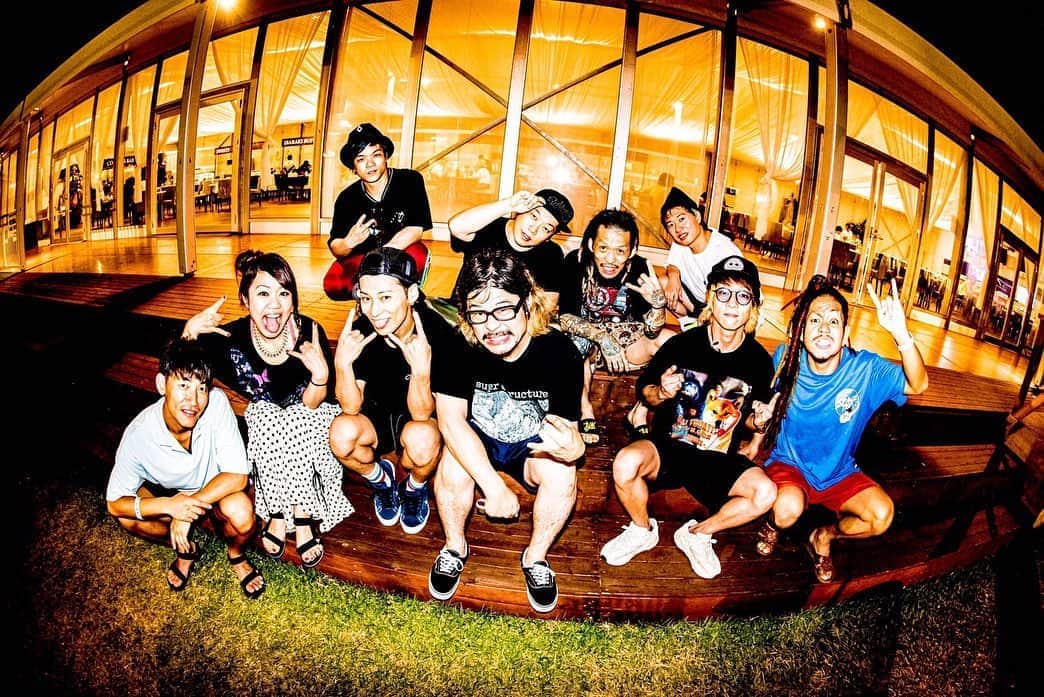 マキシマム ザ ホルモンのインスタグラム：「RIJF20周年！‬﻿ ‪今年も楽しませていただきました！！‬﻿ 18年前、滋賀の対バンで出会ったUVERworld。うちらが滋賀に行く度にライブ遊びに来てくれて、なんならスタッフの居ないホルモンの物販までやってくれてたTAKUYA∞（あの時CD1枚も売れずごめんねw）まさか18年後、こんな景色が観れるなんてね…涙﻿ 夢は死なへん！笑﻿ ﻿ そして初めましてのフィッシャーズ。﻿ ホルモンJr.達も大興奮！笑﻿ お母ちゃんは、ンダホの隣で少しでも痩せてみせる作戦w﻿ ﻿ byナヲ﻿ ﻿ #RIJF2019﻿ #マキシマムザホルモン #UVERworld﻿ #フィッシャーズ」