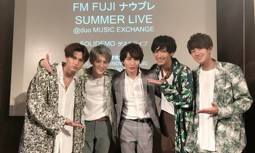 向山毅さんのインスタグラム写真 - (向山毅Instagram)「#FMFUJI #ナウプレ #SUMMER #LIVE #duomusicexchange #SHIBUYA #SOLDOUT にお越し下さった皆さんありがとうございました！！ １部は１００分ノンストップワンマンライブ！！ 会場パンパンで、 初のノンストップライブ！！ 僕達も初挑戦でドキドキでした！！ #Collars の皆さんや初めましての皆さんもドキドキでしたよね！！ 今回のワンマンライブのセトリは皆さんから頂いた#リクエスト で決めました！！ セトリはコチラ💁‍♂️💁‍♂️ 1.Forever young 2.Missing you 3.Come Back to me 4.8collars 5.サヨナラと言えなくて 6.君のままで 7.華mist 8.Closer to you (シュネル、慧一、章斗) 9.The good life 10.Girlfriend 11.Happiness 12.ABSTRACT (和也、章斗、智也) 13.Rafflesia 14.My song My Days 15.Landscape 16.THE ONE 17.Love you 18.Survivor (毅、和也、優貴、木全、智也) 19.Fiesta 20.時を超えて 21.君の手を  アンコール Stand by me  皆さんのリクエスト曲は入ってましたか？？ ほんと僅差の順位だったので、 今回はセトリに入らなかった曲あったなぁー！！ みんなもセトリにビックリしてくれとったり、 歓声とか一緒にむーっちゃ盛り上がって下さって本当に嬉しかったです😭 新衣装もどうでしたか(^^)？？ 今回は黒ベースの衣装で、 モード系なシックな感じ♫ かっこよかった〜(^O^)？？ 一曲目のForever youngで振り向いた時のCollarsの皆さんのオレンジ🧡がものすごく凄すぎて、 逆に圧倒されました😆✨ Collarsの皆さんの笑顔を見ながら、 ライブしてるとほんとパワーもらえるし、ホッとするし、 暑い中、外で待っとってくれとったり、 この日に休みを合わせてくれたり、 全国からも遠征してduoまで駆けつけて下さったり、 両サイド、後ろや柱で見えなかったり、埋もれて見えなかったり、、それでも全力で応援して下さるCollarsの皆さん🍊 僕達はほんとにファンの皆さんに恵まれてます。 こんなに幸せな空間を作って下さってありがとうございました！！ 2020年の5th Tourの発表と、 今秋のユニットライブツアーの発表もさせて頂きました！！！ こちら、後日、詳細出るので楽しみにしてて下さいね😆😆 #tour  ２部では、 海蔵亮太さんと Takuyaさんが ナウプレ公開収録に参加して下さいました！！！！！！ もうほんと歌も最幸でMCも最幸で、 しかもナウプレ恒例のコラボもさせて頂き、ほんとに最幸の時間でした！！！！ 僕は TakuyaさんのThe oneを一緒に歌わせて頂き、 とても前向きな元気になれる楽しく歌わせて頂きました！！！！ Takuyaさんありがとうございました！！！！！！！ 海蔵亮太さんの歌声もほんと凄すぎて、最幸でした！！！！！ 「変わらないキモチ」をアカペラで歌って下さったり！！ 海蔵亮太さん、 Takuyaさんありがとうございました！！！！！ ２部のセトリはコチラ💁‍♂️💁‍♂️ 1 Orange 2 Party Tune MC 8Collarsアカペラメドレー 3 Forever young  4 The Good Life 5 もう会えないけど平気ですか？〜Our days〜 short MC 6 Sail away  なんち言葉にして良いのか分かりませんが、 ほんとに最幸な一日でした！！ ずーっと長時間立ちっぱなしできつかったと思います。 ゆっくり風呂に浸かってマッサージして下さいね！！ #SOLIDEMO #artist #singer #vocalist #LIVE #ソリキャン」8月11日 22時59分 - take_solidemo