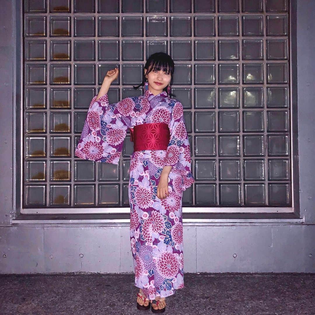 のインスタグラム：「ダリア  シンプルも好きだけど 柄柄柄なデザインはもっと好き。 色んな私に出会いたいな  握手会3日間本当にありがとう たくさんの笑顔と優しさが身に沁みて この夏まだまだ頑張れそうだよ…🏵 * * * #浴衣祭り #浴衣 #ダリア #赤 #フラッシュ #フラッシュ撮影 #夏 #握手会 #AKB48」
