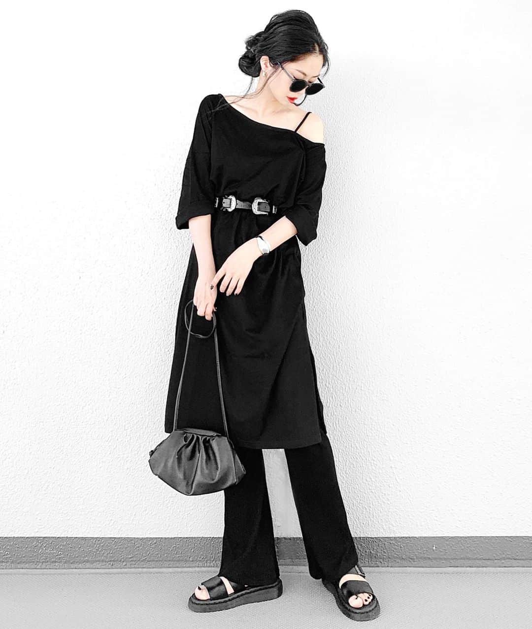 lve_xxxxのインスタグラム：「.﻿ .﻿ ＡＬＬ ＢＬＡＣＫ !!﻿ ﻿ @lveu.official ﻿ ☑︎One shoulder one-piece﻿ ﻿ やっかしワンショル 好き🖤﻿ ﻿ 袖丈も長めで折り返して着ると﻿ 雰囲気変わるのでおススメ。﻿ ﻿ 完売しておりますが…﻿ GET頂きました皆様﻿ 是非、この夏🌻沢山着てください🖤﻿ ﻿ @donobanweb ﻿ ☑︎ダブルバックルベルト﻿ ﻿ バックルが2個ついてて﻿ デザイン性💯ポイントになり🙆‍♀️﻿ ﻿ 秋冬オーバーサイズの﻿ ニットとかのウエストマークにも﻿ 重宝しそう🤤🖤﻿ ﻿ ☑︎PUレザー巾着BAG﻿ ﻿ コロンとした見た目がかわゆ。﻿ ﻿ 何気に見た目以上。﻿ 長財布も入るのに驚く収納力👏﻿ ﻿ ﻿ 最近時差更新すぎて…😅﻿ いつの服か分からんのも多々ありますが﻿ ストックしてるの載せていきますね←﻿ ﻿ ﻿ その他コーデアイテム詳細は﻿﻿﻿﻿ WEARをご覧くださいませ。﻿﻿﻿﻿ ﻿﻿﻿﻿ WEAR ： lvexxxx ﻿﻿﻿﻿ 💻 https://wear.jp/sp/lvexxxx/﻿﻿﻿ ﻿﻿﻿﻿ －－－－－－－－－－－－－－－－－－﻿﻿﻿﻿ ﻿﻿﻿﻿ 📢コメント頂ける際は、﻿﻿﻿﻿ 最新投稿にお願い致します。﻿﻿﻿﻿ ﻿﻿﻿﻿ 過去投稿に頂いた際、気がつかない事もあり﻿﻿﻿ お返事致しかねる場合が御座います🙇‍♀﻿﻿ ️﻿﻿﻿﻿ ﻿ ﻿」