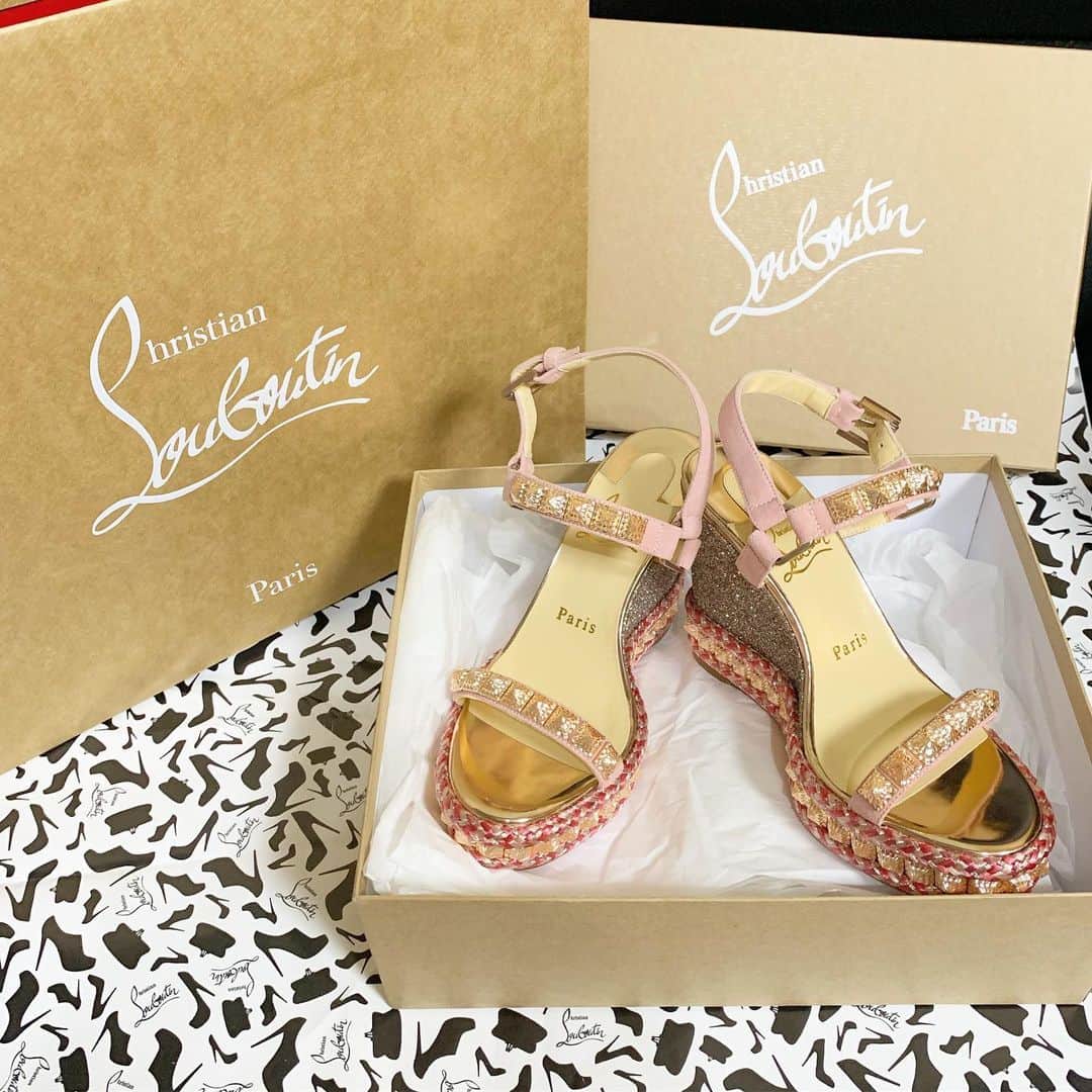 岡本麻佑のインスタグラム：「. My second louboutin👠💖💖💖#christianlouboutin#pyradiams#sandals#pink#cute#love#happy」