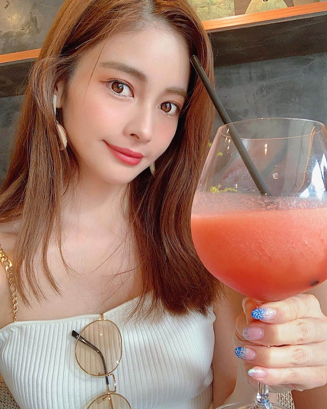 得あゆさんのインスタグラム写真 - (得あゆInstagram)「めちゃ美味しいスイカスムージーに🍉🍹 ・ スイカとジャスミンティと 隠し味にぶどうとハチミツも入ってる✨ 表参道の大人の隠れ家的紅茶屋さん☕️ @salondetheluvond では 旬なフルーツとお茶でめちゃくちゃ 美味しいジュースを作ってくれます😍 ・ そしてこんな美味しいフルーツを 家からたくましく持ってきてくれた みずき @ammymzk0926 ちゃん💞 ステキなお店を紹介してくれた リカルデント @recal.jp 💞 ありがとう❤️❤️❤️💗❤️ 素敵な人の周りには素敵な人がいるのは 本当だと思うな〜🤗✨✨✨💭 ・ ・ ・ ・ ・ ・ ・ #スイカ#フルーツ#美味しい#カフェ#紅茶#カフェ巡り#表参道#原宿#インスタ映え#写真#カメラ女子#撮影#ランチ#お昼ごはん#おやつ#グルメ#食べ歩き#スイーツ#夏#夏休み#ダイエット#ヘルシー#女子会#suica#diet#healthy#lunch#cafe#japanesegirl#fruits」8月11日 23時04分 - tokuayu819