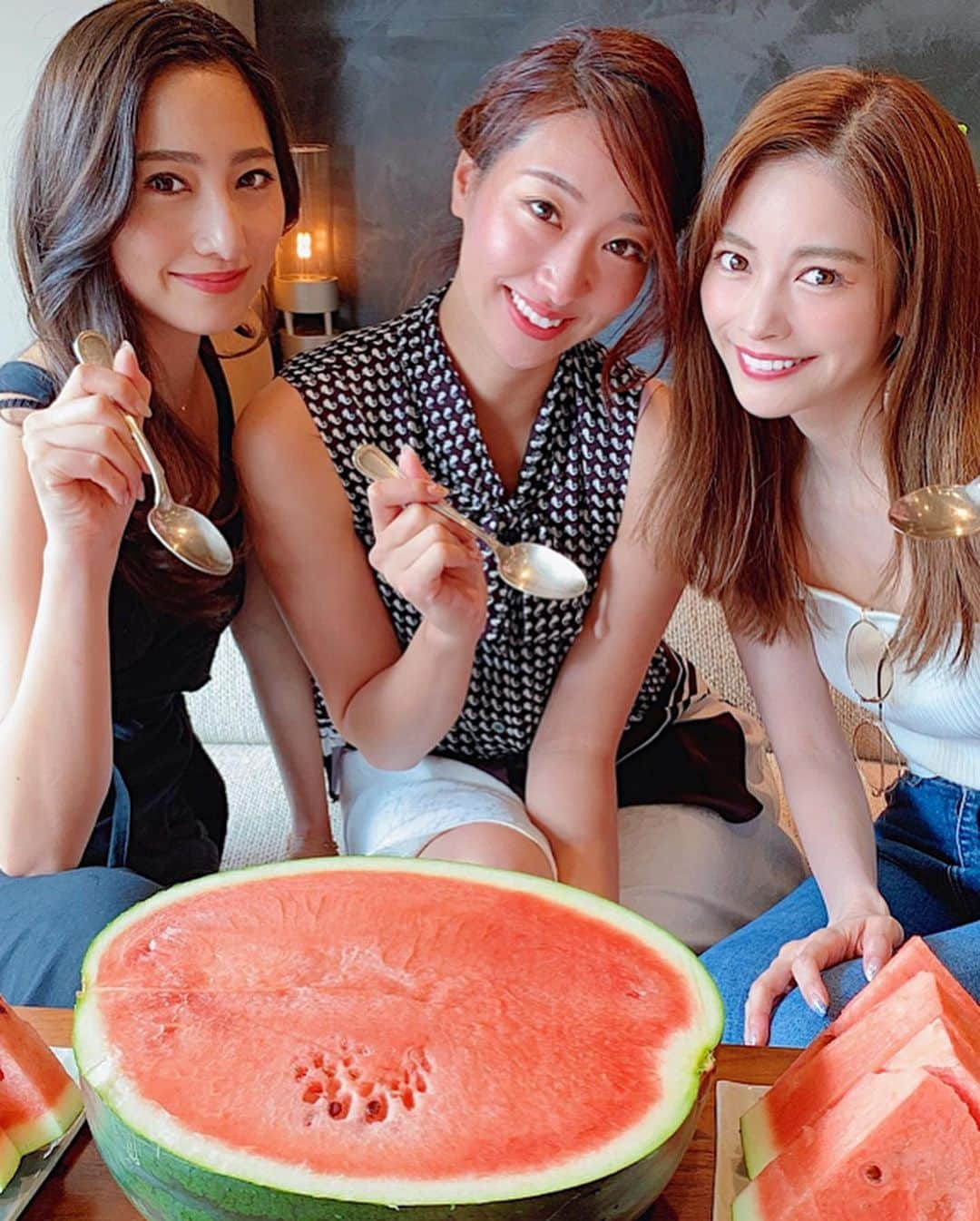 得あゆさんのインスタグラム写真 - (得あゆInstagram)「めちゃ美味しいスイカスムージーに🍉🍹 ・ スイカとジャスミンティと 隠し味にぶどうとハチミツも入ってる✨ 表参道の大人の隠れ家的紅茶屋さん☕️ @salondetheluvond では 旬なフルーツとお茶でめちゃくちゃ 美味しいジュースを作ってくれます😍 ・ そしてこんな美味しいフルーツを 家からたくましく持ってきてくれた みずき @ammymzk0926 ちゃん💞 ステキなお店を紹介してくれた リカルデント @recal.jp 💞 ありがとう❤️❤️❤️💗❤️ 素敵な人の周りには素敵な人がいるのは 本当だと思うな〜🤗✨✨✨💭 ・ ・ ・ ・ ・ ・ ・ #スイカ#フルーツ#美味しい#カフェ#紅茶#カフェ巡り#表参道#原宿#インスタ映え#写真#カメラ女子#撮影#ランチ#お昼ごはん#おやつ#グルメ#食べ歩き#スイーツ#夏#夏休み#ダイエット#ヘルシー#女子会#suica#diet#healthy#lunch#cafe#japanesegirl#fruits」8月11日 23時04分 - tokuayu819