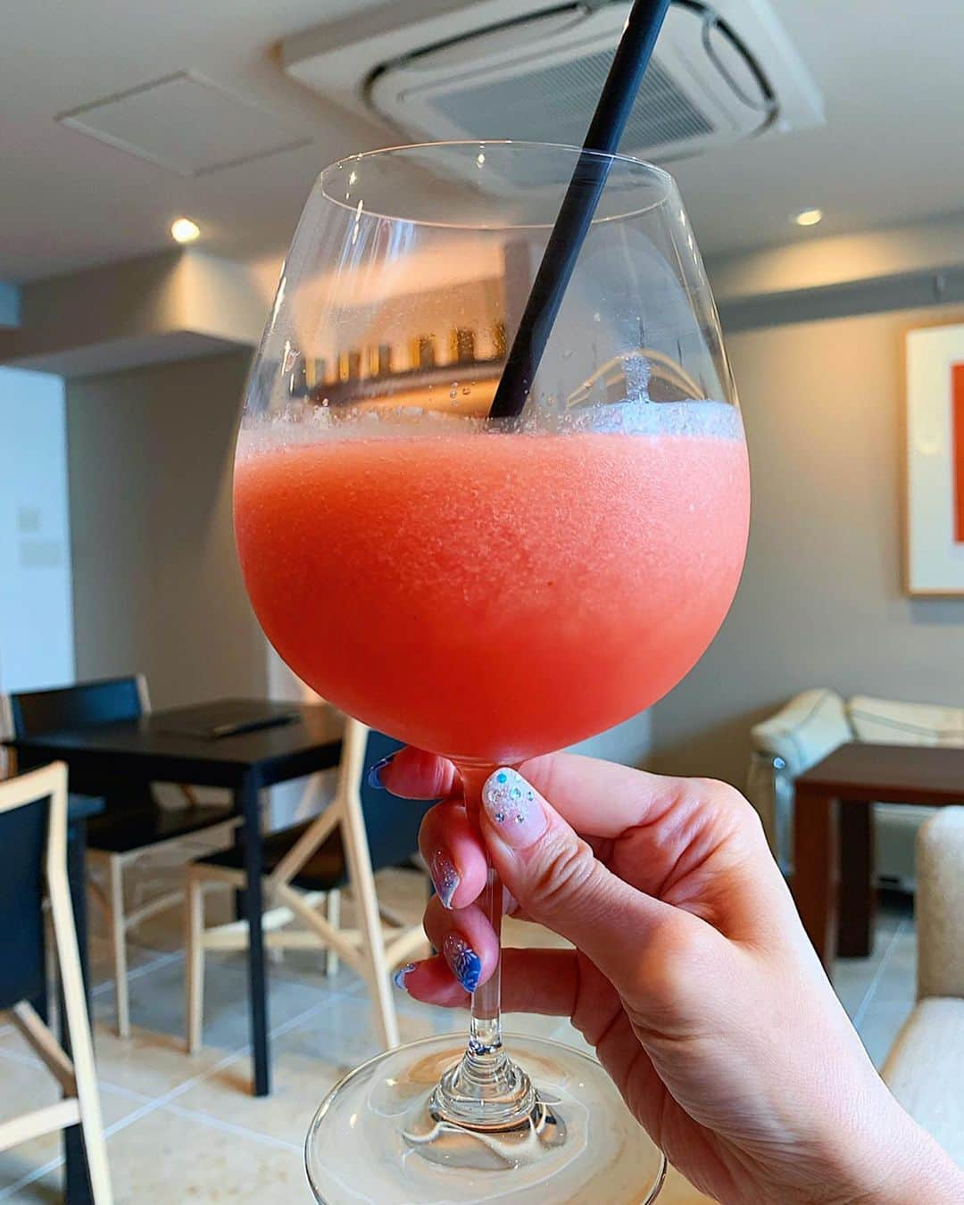 得あゆさんのインスタグラム写真 - (得あゆInstagram)「めちゃ美味しいスイカスムージーに🍉🍹 ・ スイカとジャスミンティと 隠し味にぶどうとハチミツも入ってる✨ 表参道の大人の隠れ家的紅茶屋さん☕️ @salondetheluvond では 旬なフルーツとお茶でめちゃくちゃ 美味しいジュースを作ってくれます😍 ・ そしてこんな美味しいフルーツを 家からたくましく持ってきてくれた みずき @ammymzk0926 ちゃん💞 ステキなお店を紹介してくれた リカルデント @recal.jp 💞 ありがとう❤️❤️❤️💗❤️ 素敵な人の周りには素敵な人がいるのは 本当だと思うな〜🤗✨✨✨💭 ・ ・ ・ ・ ・ ・ ・ #スイカ#フルーツ#美味しい#カフェ#紅茶#カフェ巡り#表参道#原宿#インスタ映え#写真#カメラ女子#撮影#ランチ#お昼ごはん#おやつ#グルメ#食べ歩き#スイーツ#夏#夏休み#ダイエット#ヘルシー#女子会#suica#diet#healthy#lunch#cafe#japanesegirl#fruits」8月11日 23時04分 - tokuayu819